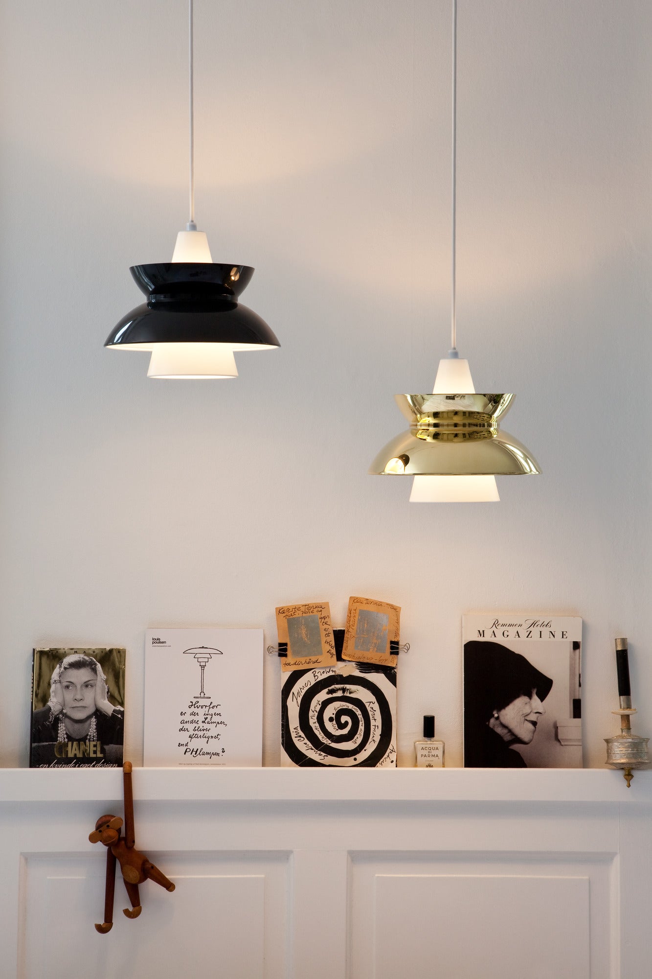 Závesná lampa DOO-WOP biela s tmavosivým povrchom
