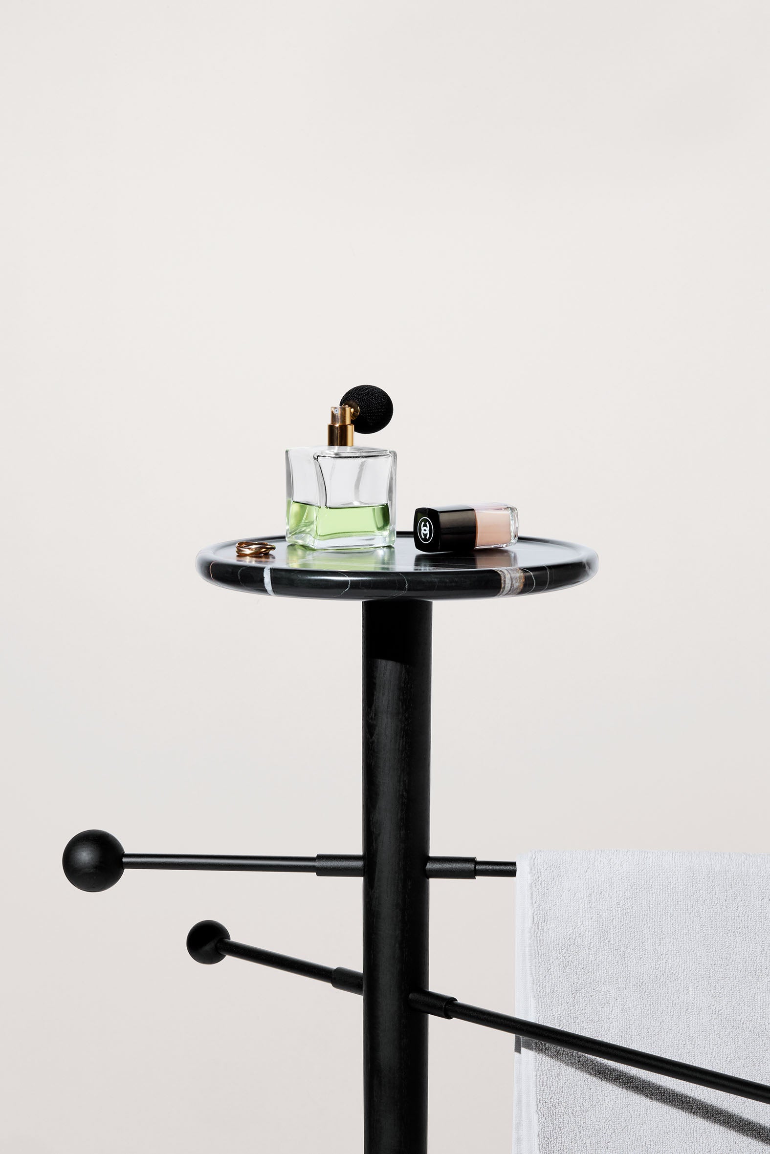 Vešiak TOALLERO drevo s mramorom