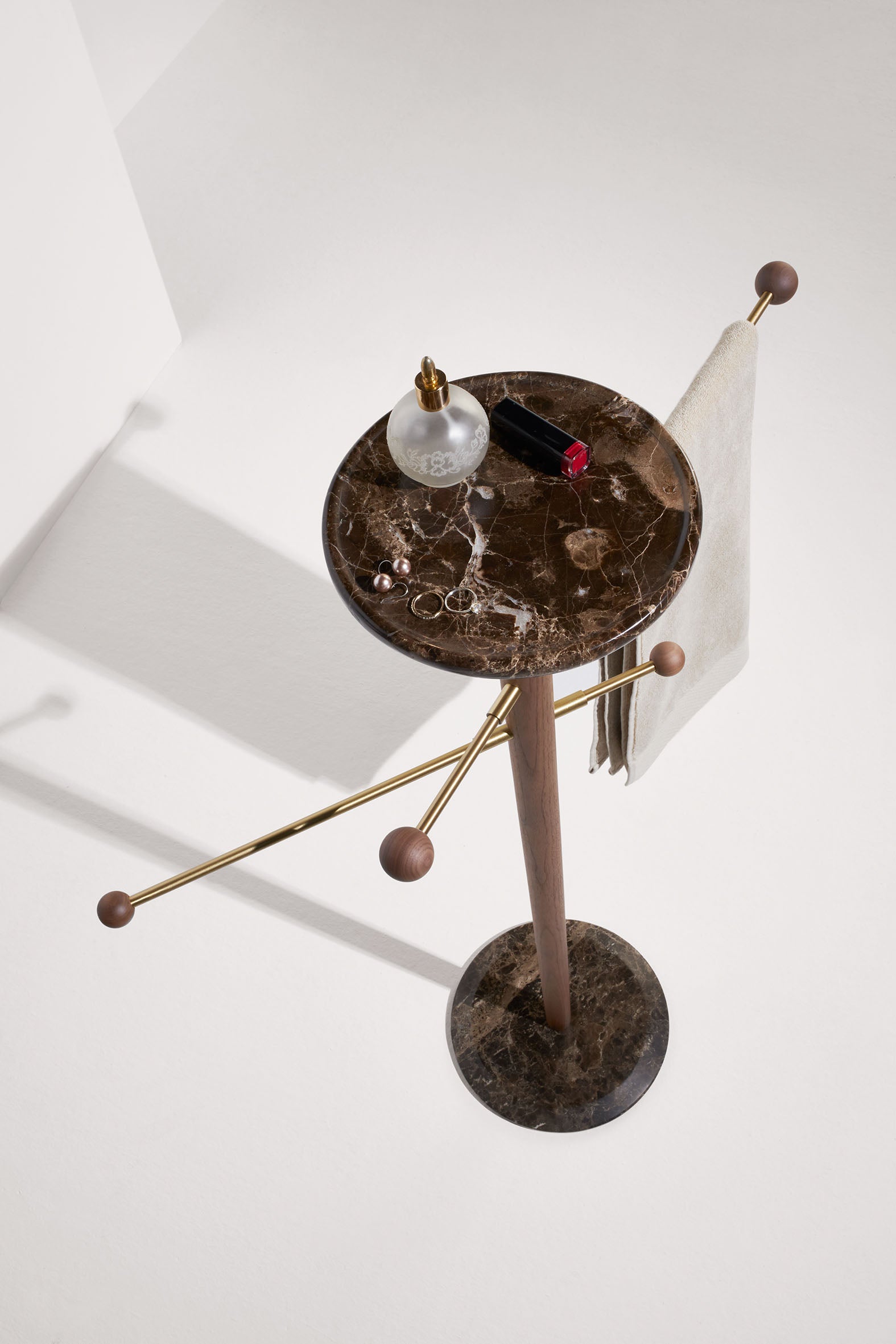 Vešiak TOALLERO drevo s mramorom