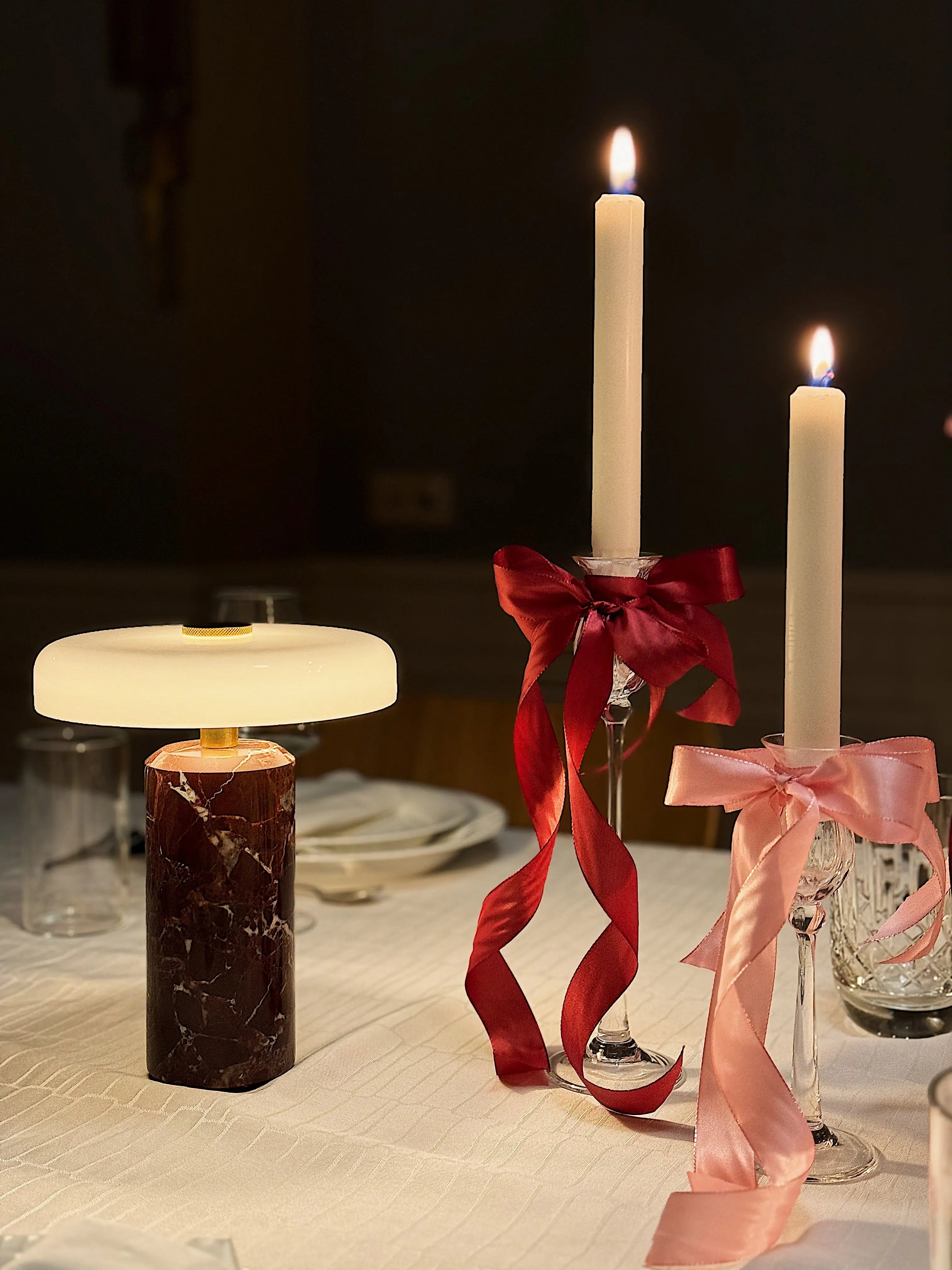 Lampa przenośna TRIP burgundowy marmur z mlecznobiałym szkłem – Design By Us
