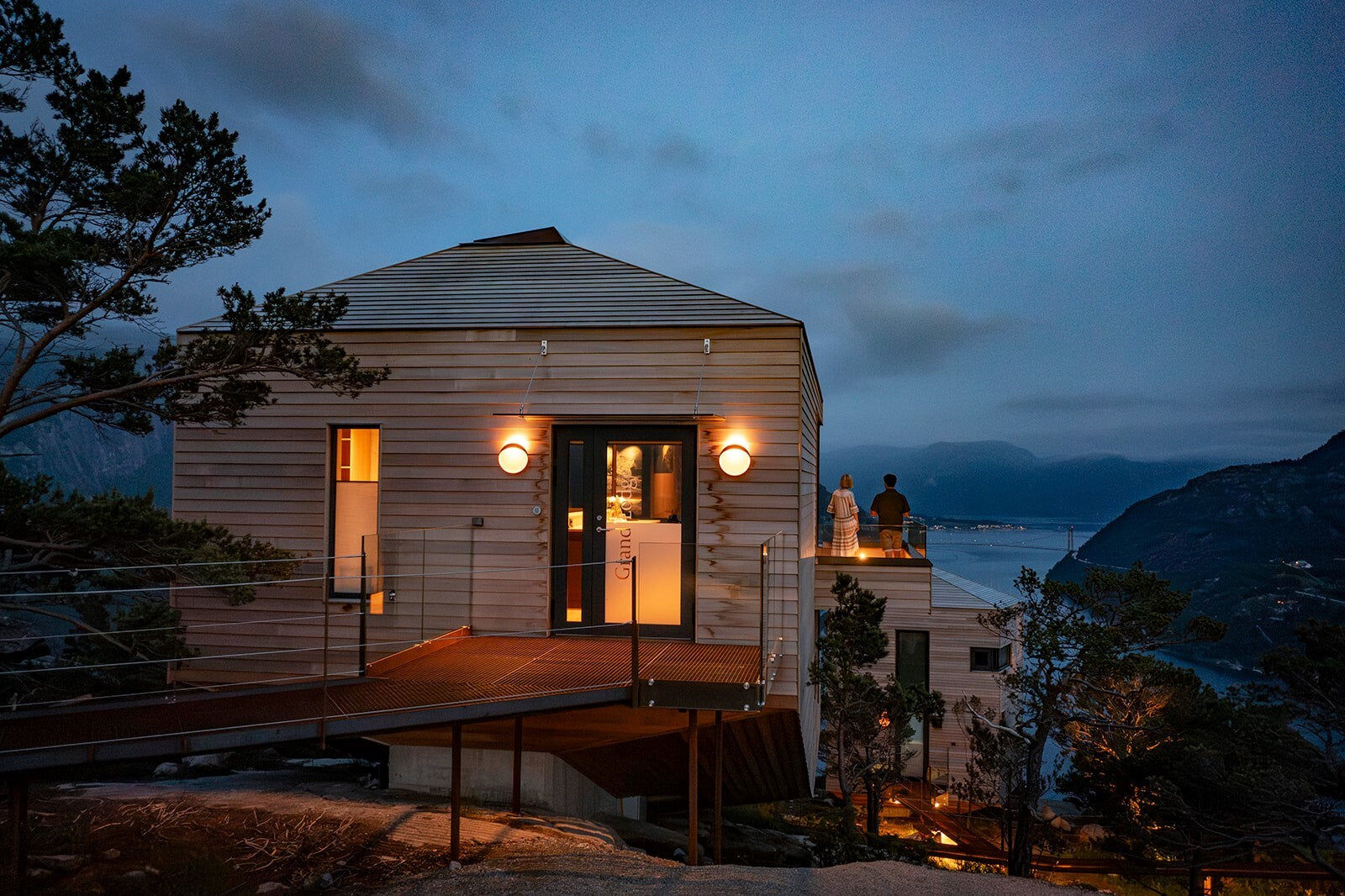 Nástenná lampa FLINDT hliníková