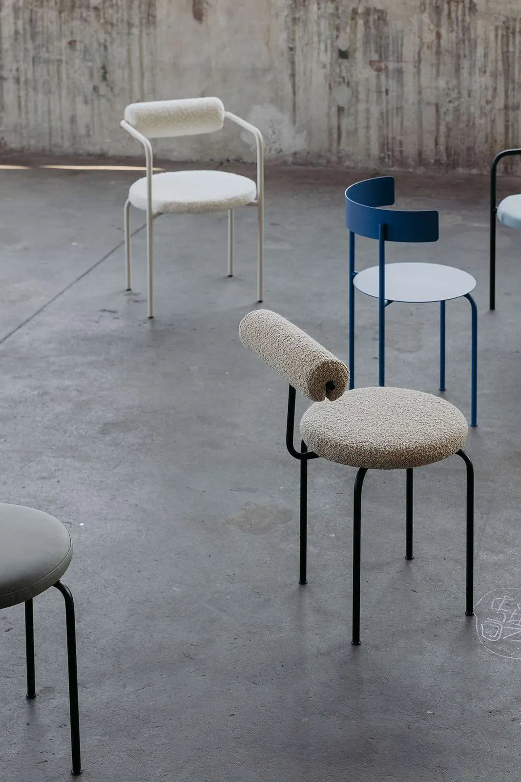 Kreslo SAGE NO 2 čalúnené s kovovou základňou