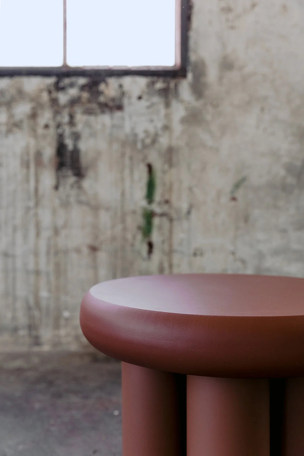 Bočný stolík ZAIRA drevený s kovovým povrchom