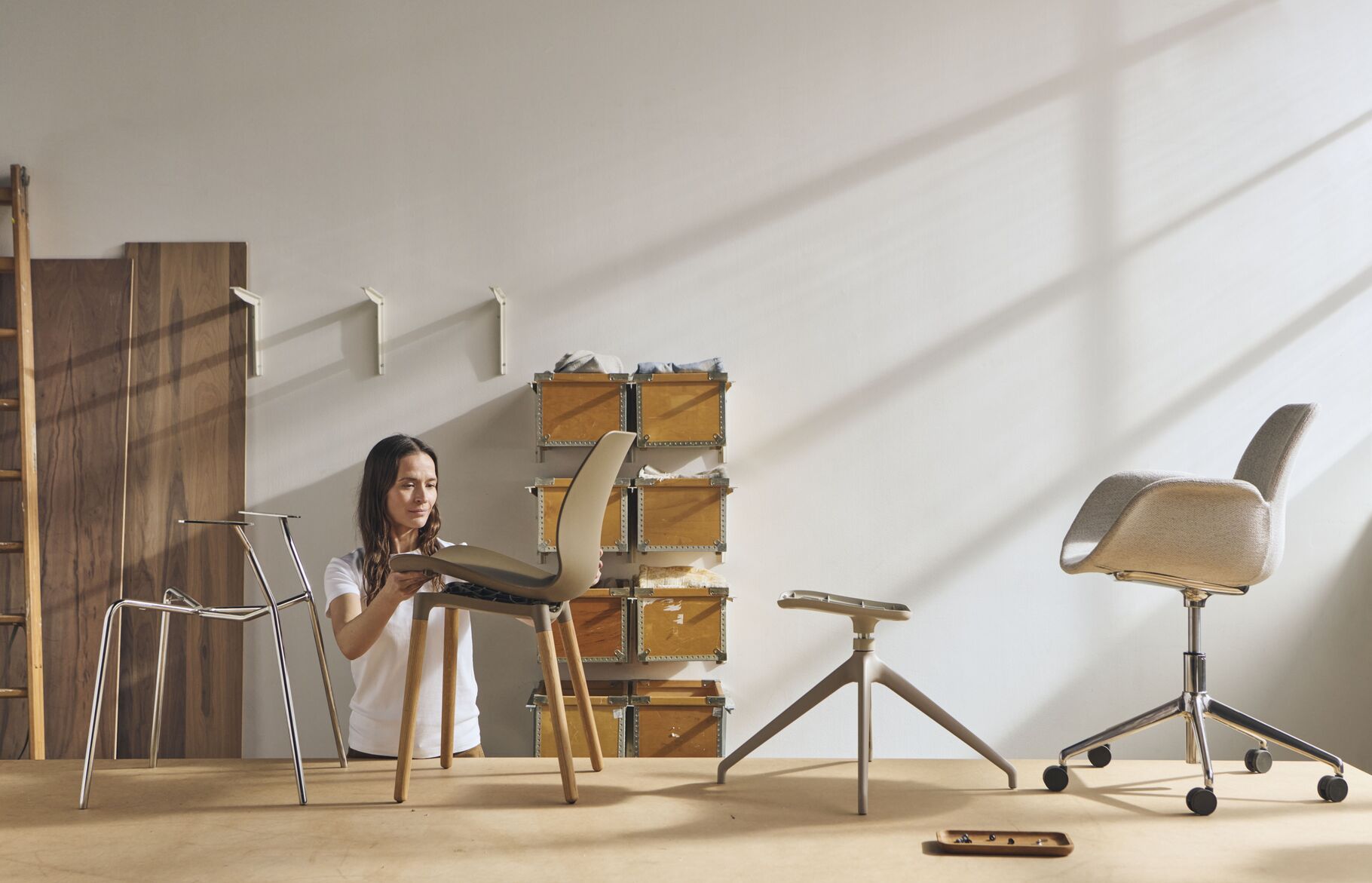 Stolička SEED šedá s bieleným podstavcom