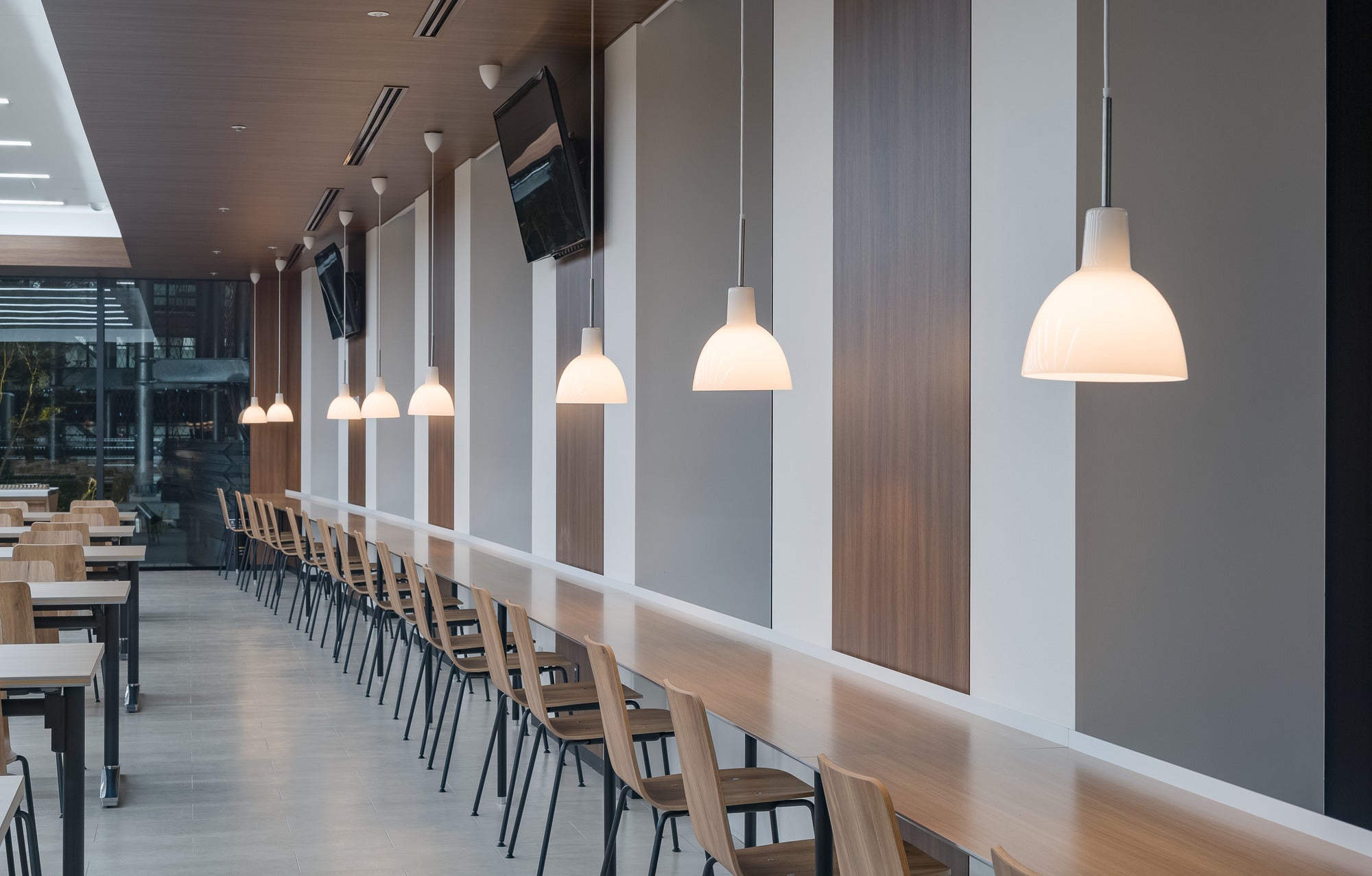 Závesná lampa TOLDBOD GLASS biela