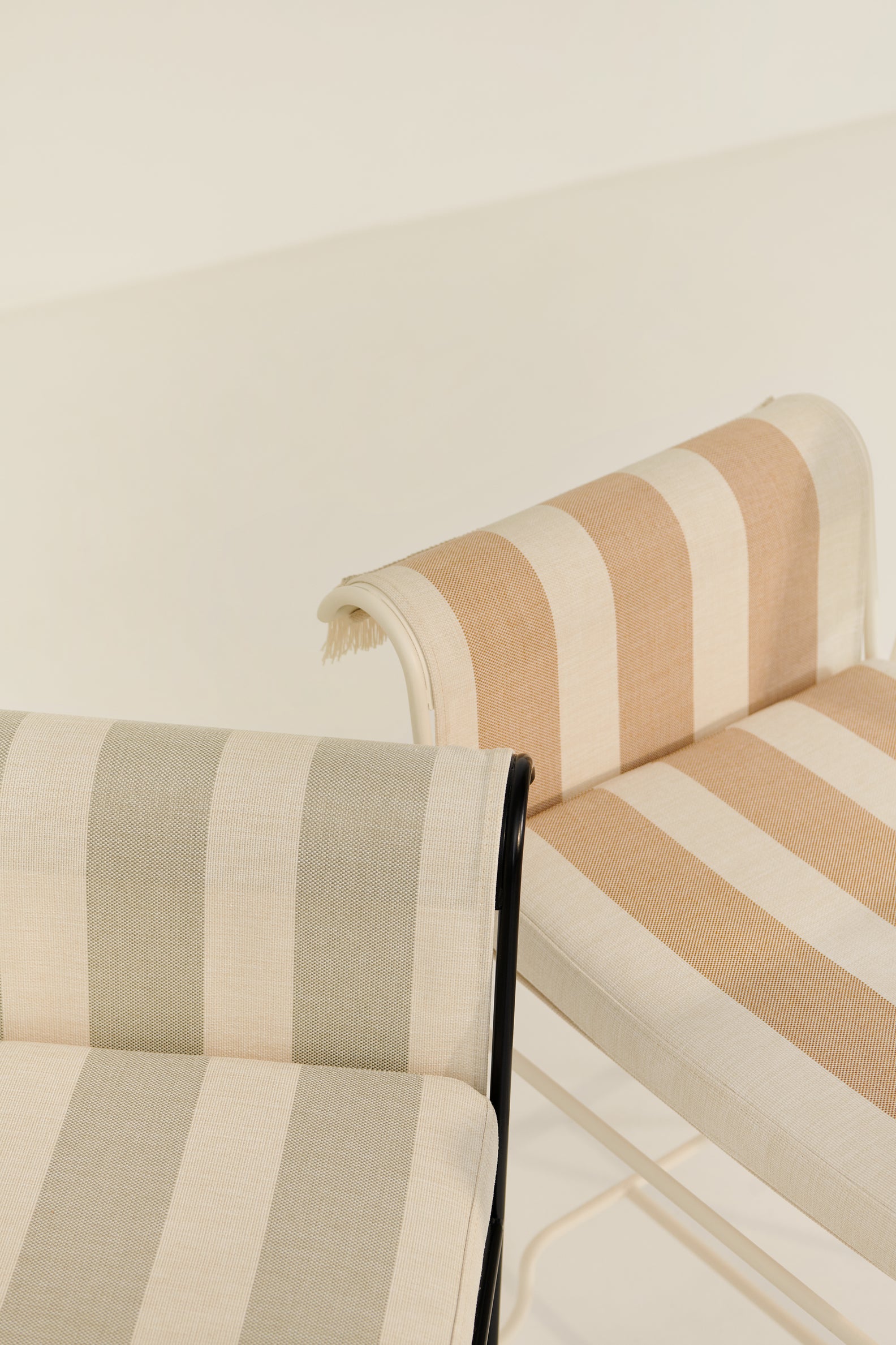 TROPIQUE garden chair in gray and white with a black steel base