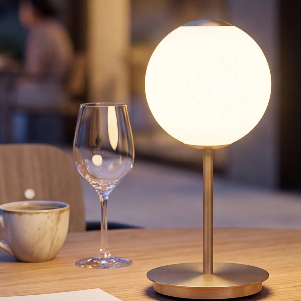Prenosná lampa AUDREY MOVE biela so zlatým detailom