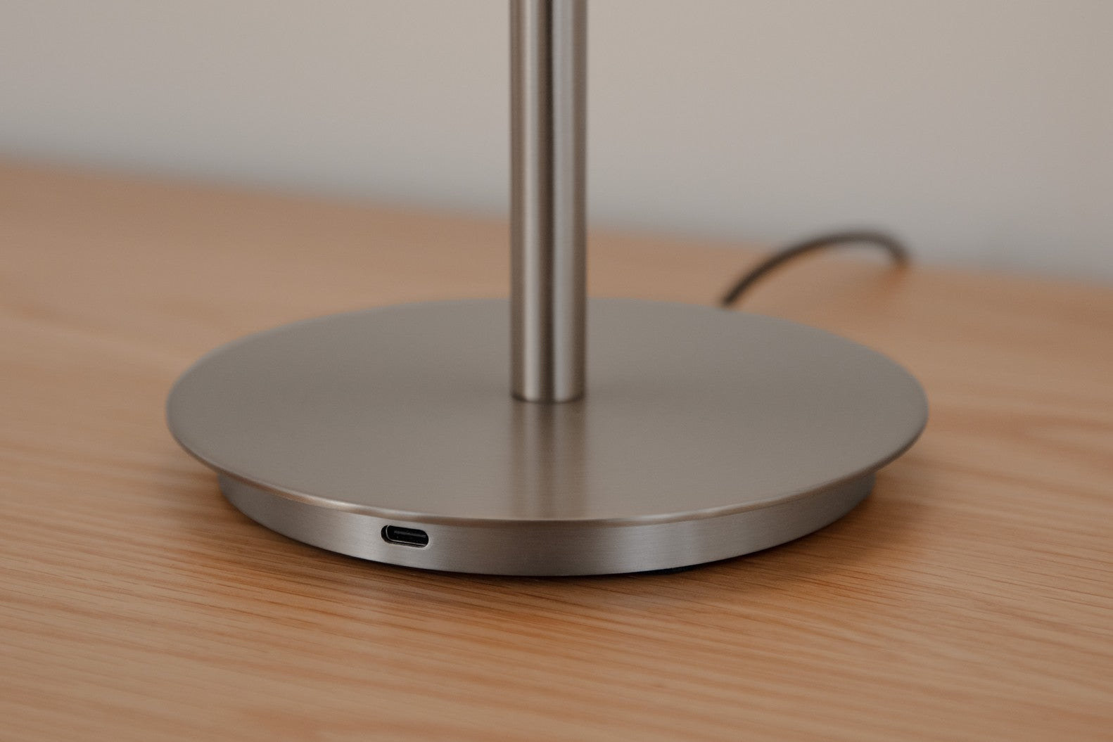 Stolná lampa AUDREY biela so strieborným doplnkom