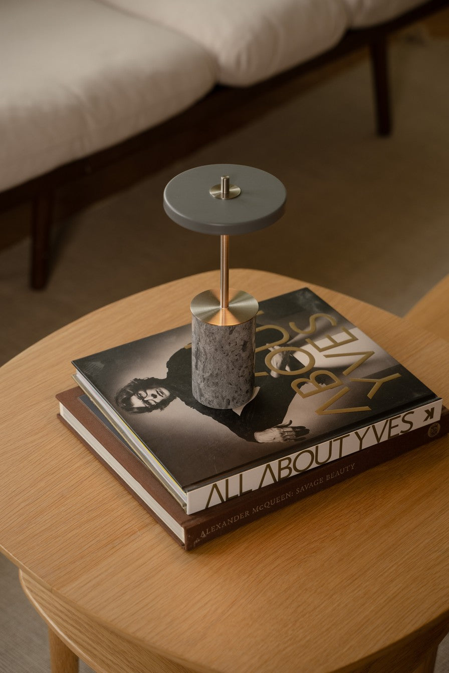 Stolná lampa ASTERIA MOVE MINI šedý mramor so zlatým prvkom