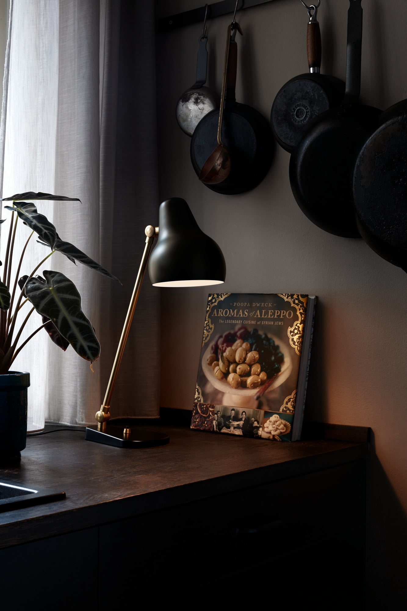 Stolná lampa VL 38 čierna so zlatým povrchom