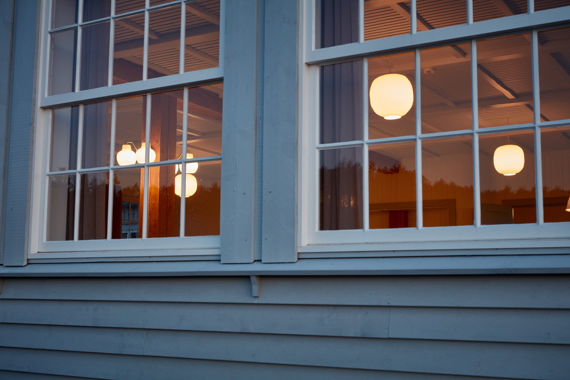 Nástenná lampa VL RING CROWN 2 biela s mosadzným podstavcom