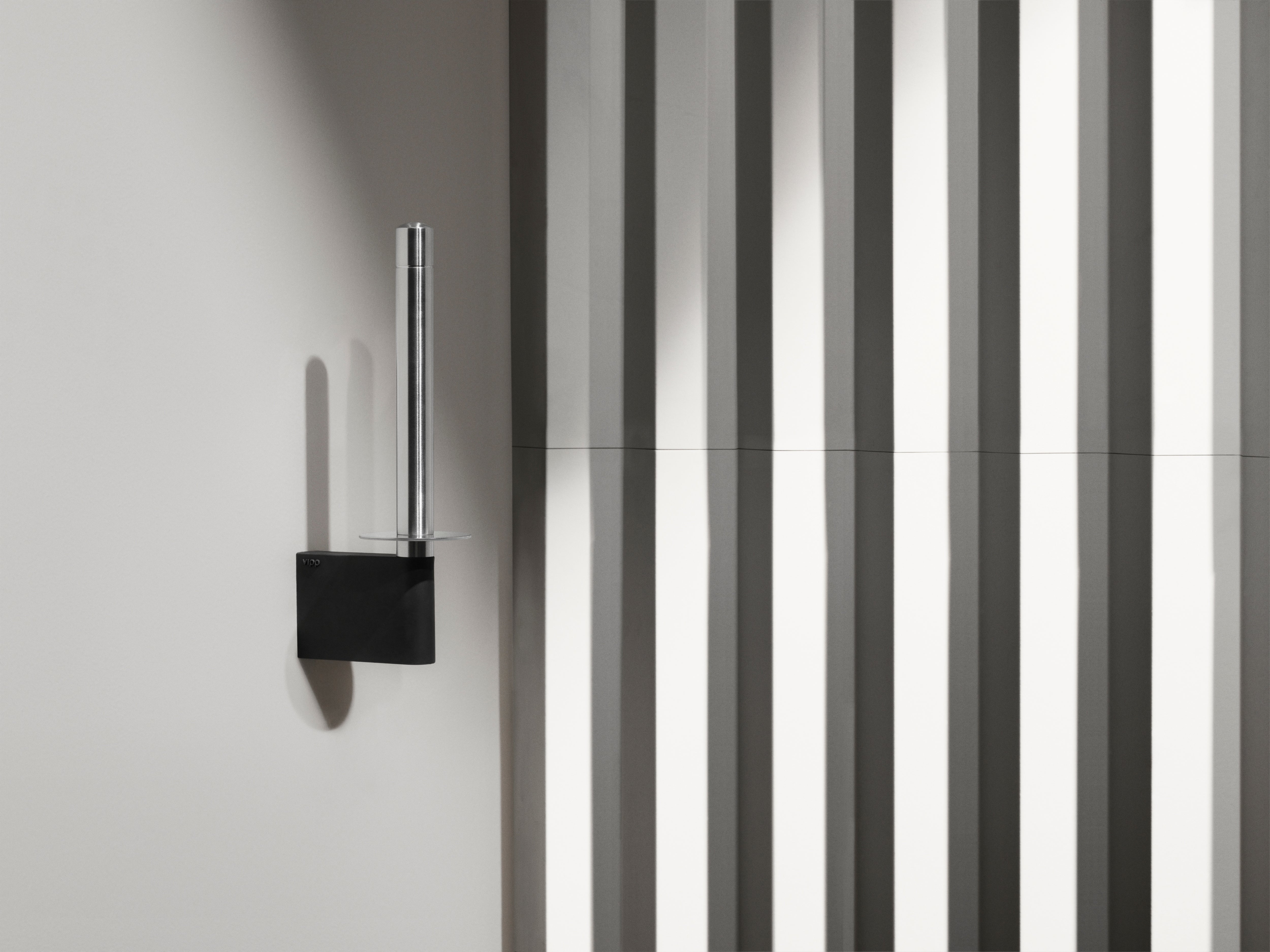 Vertical toilet paper holder VIPP in steel with black