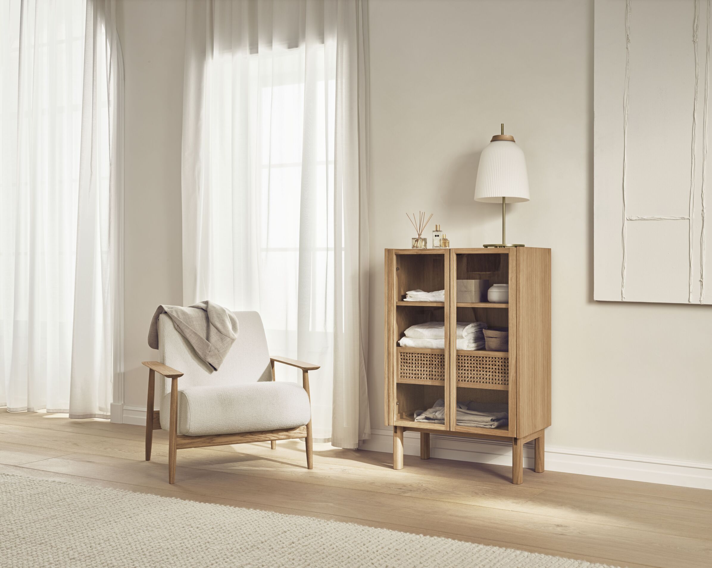 Čalúnené kreslo VISTI s podstavcom z dubového dreva