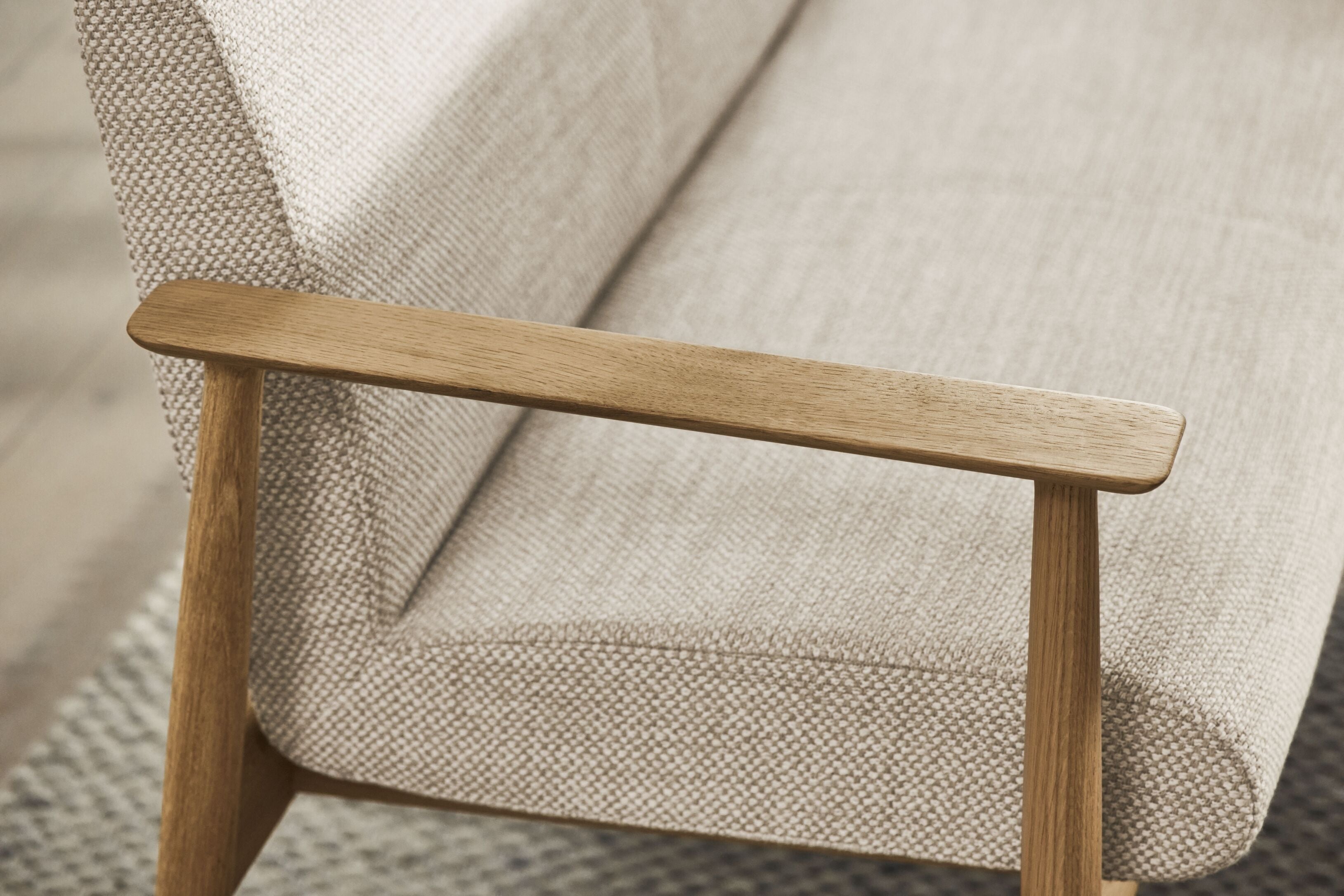 Čalúnená pohovka VISTI s podstavcom z bieleného dubového dreva