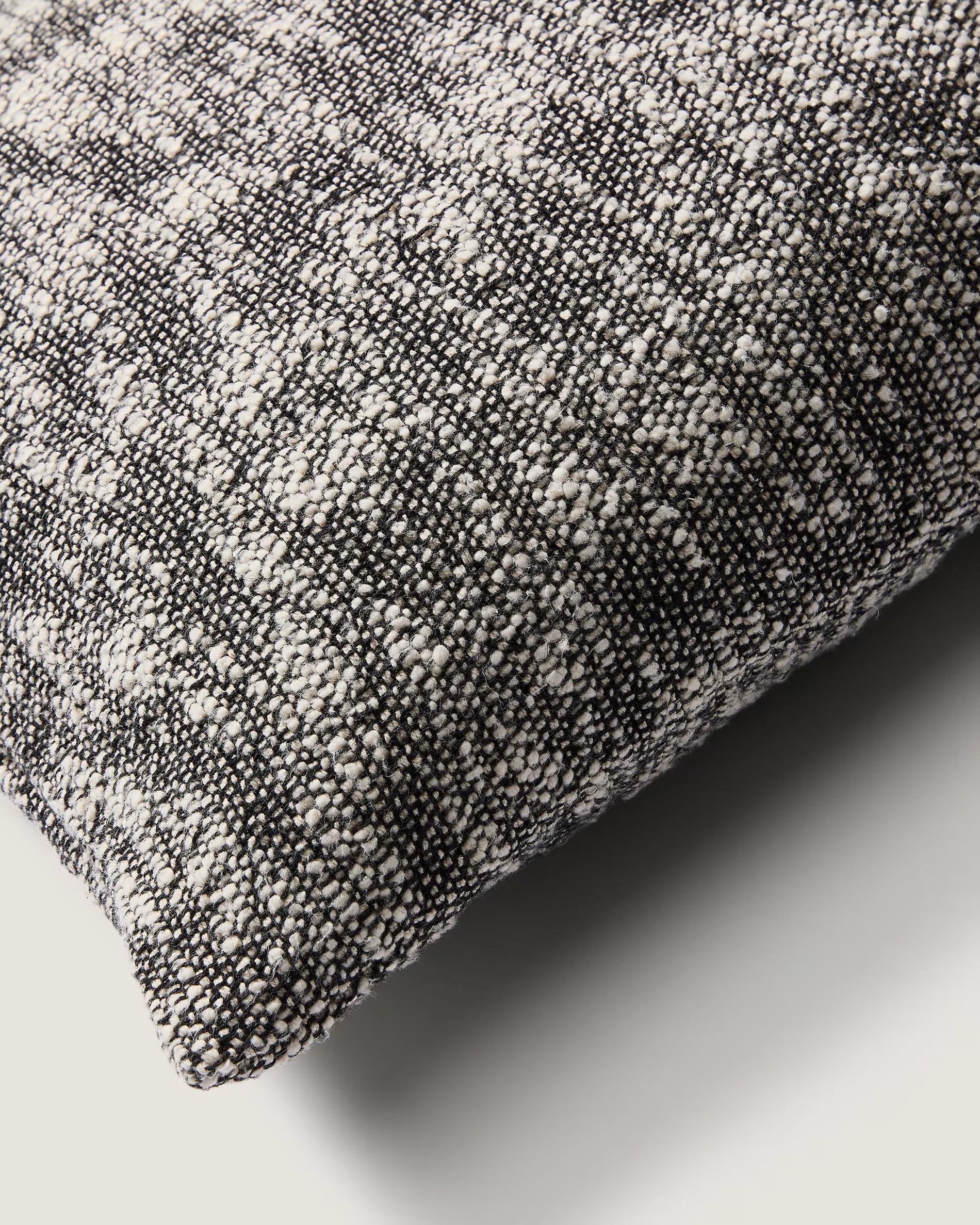 Povlak na vankúš MEVINA biely s čiernym