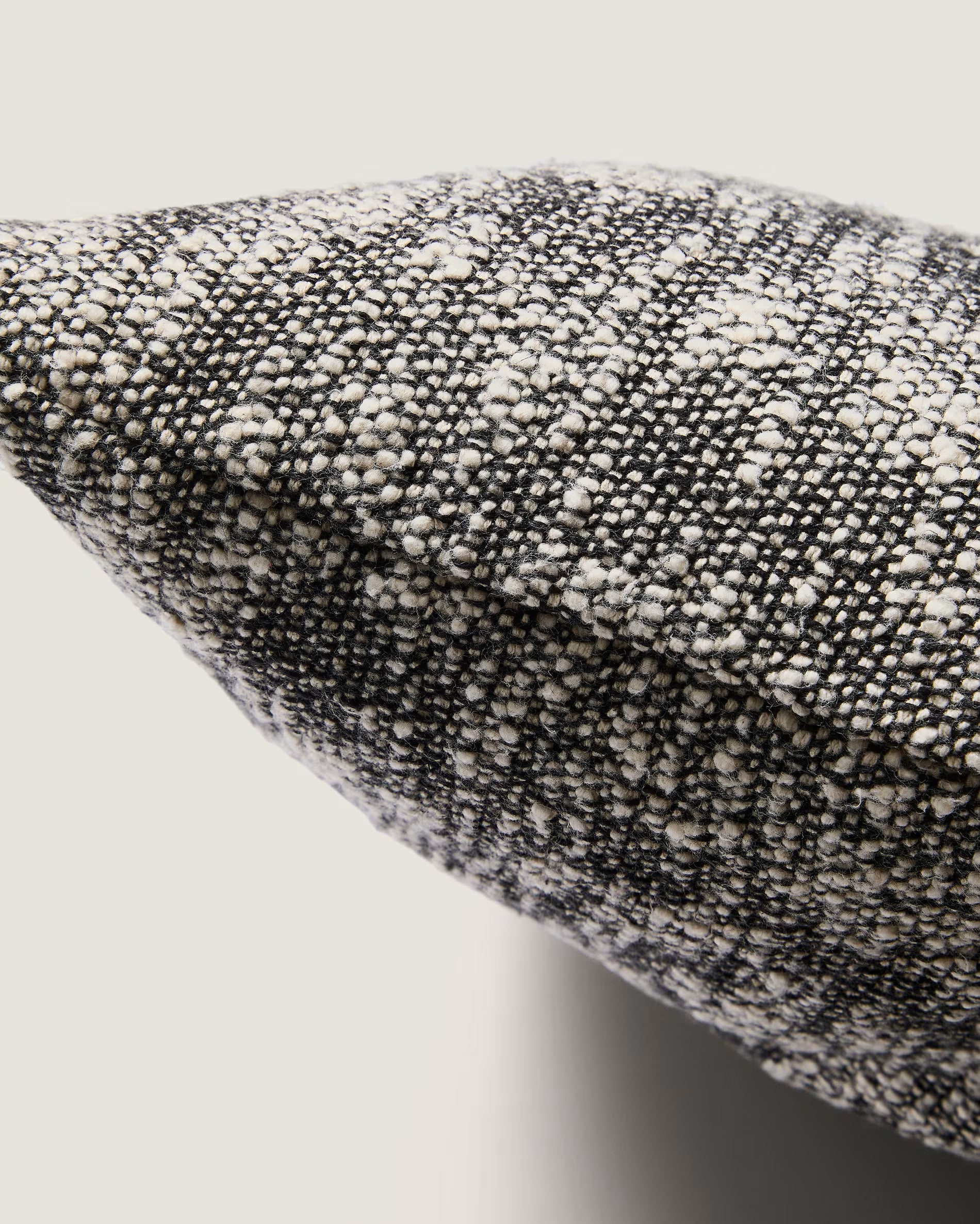 Povlak na vankúš MEVINA biely s čiernym