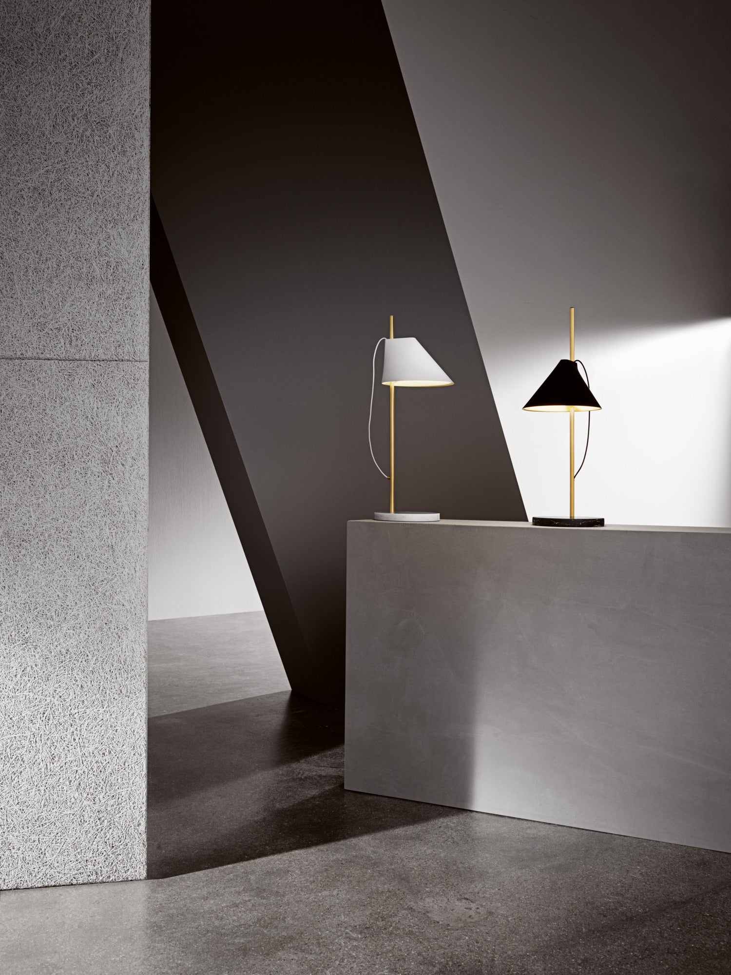 Stolná lampa YUH biela s mosadzným podstavcom