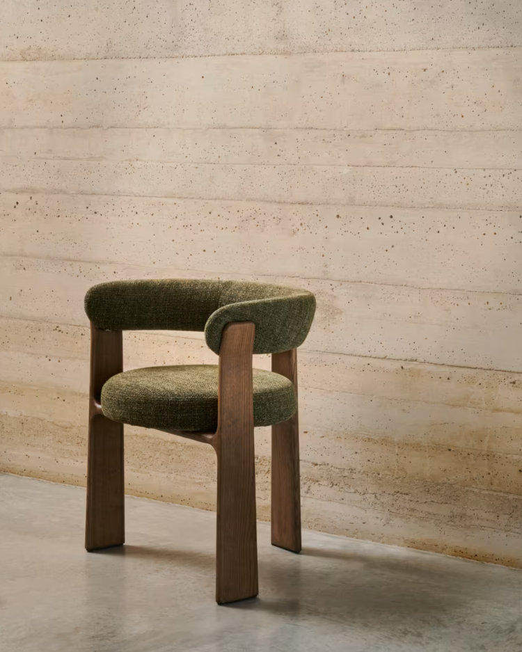 Granite armchair with armrests in green chenille and a dark ash base.