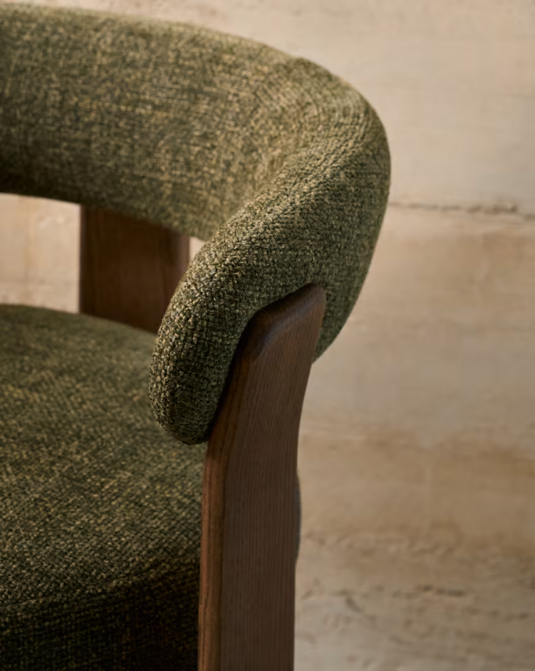 Granite armchair with armrests in green chenille and a dark ash base.