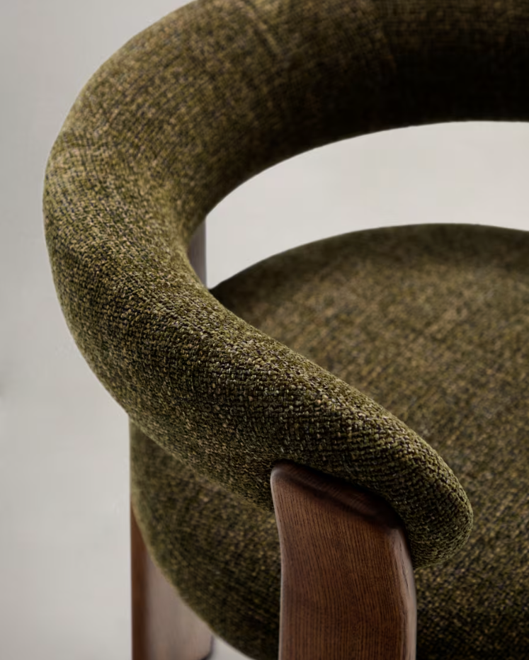 Granite armchair with armrests in green chenille and a dark ash base.