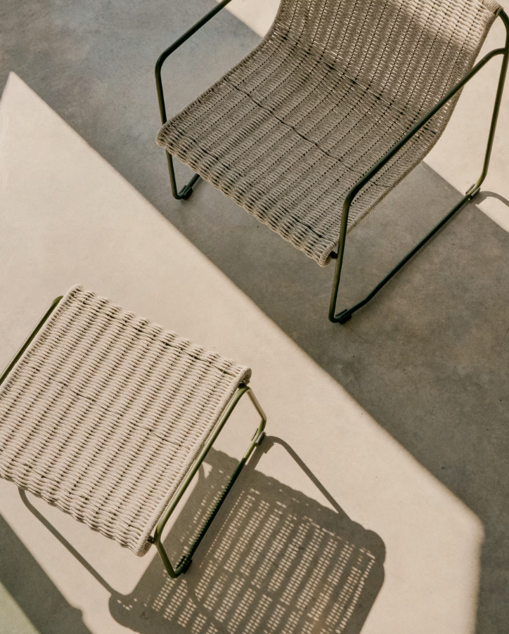 Záhradný podnožník MAURINA šedý so zeleným oceľovým podstavcom