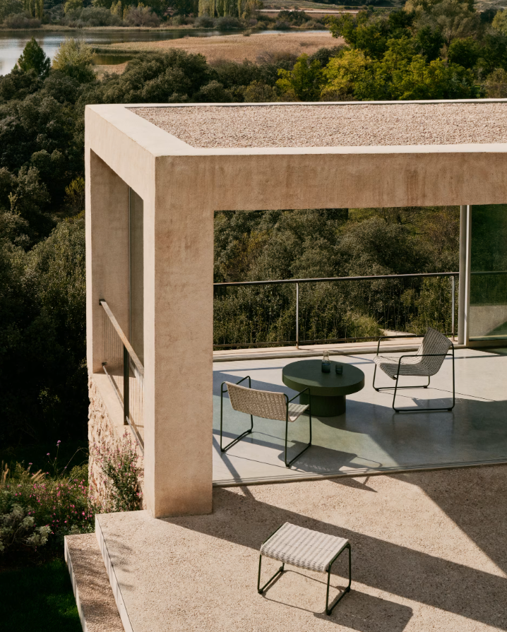 Záhradný podnožník MAURINA šedý so zeleným oceľovým podstavcom