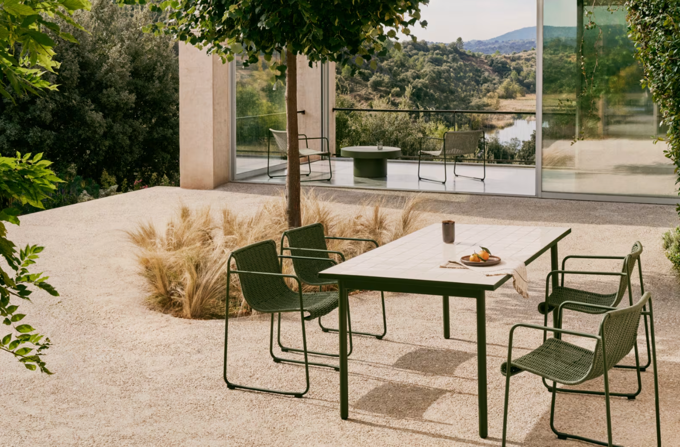 Záhradná stolička MAURINA šedá so zeleným oceľovým podstavcom