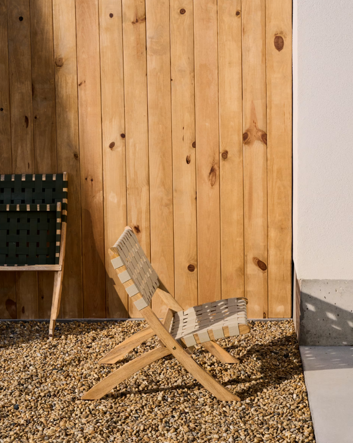 Skladací záhradný fotel CHABELI z masívneho akáciového dreva s krémovým povrchom