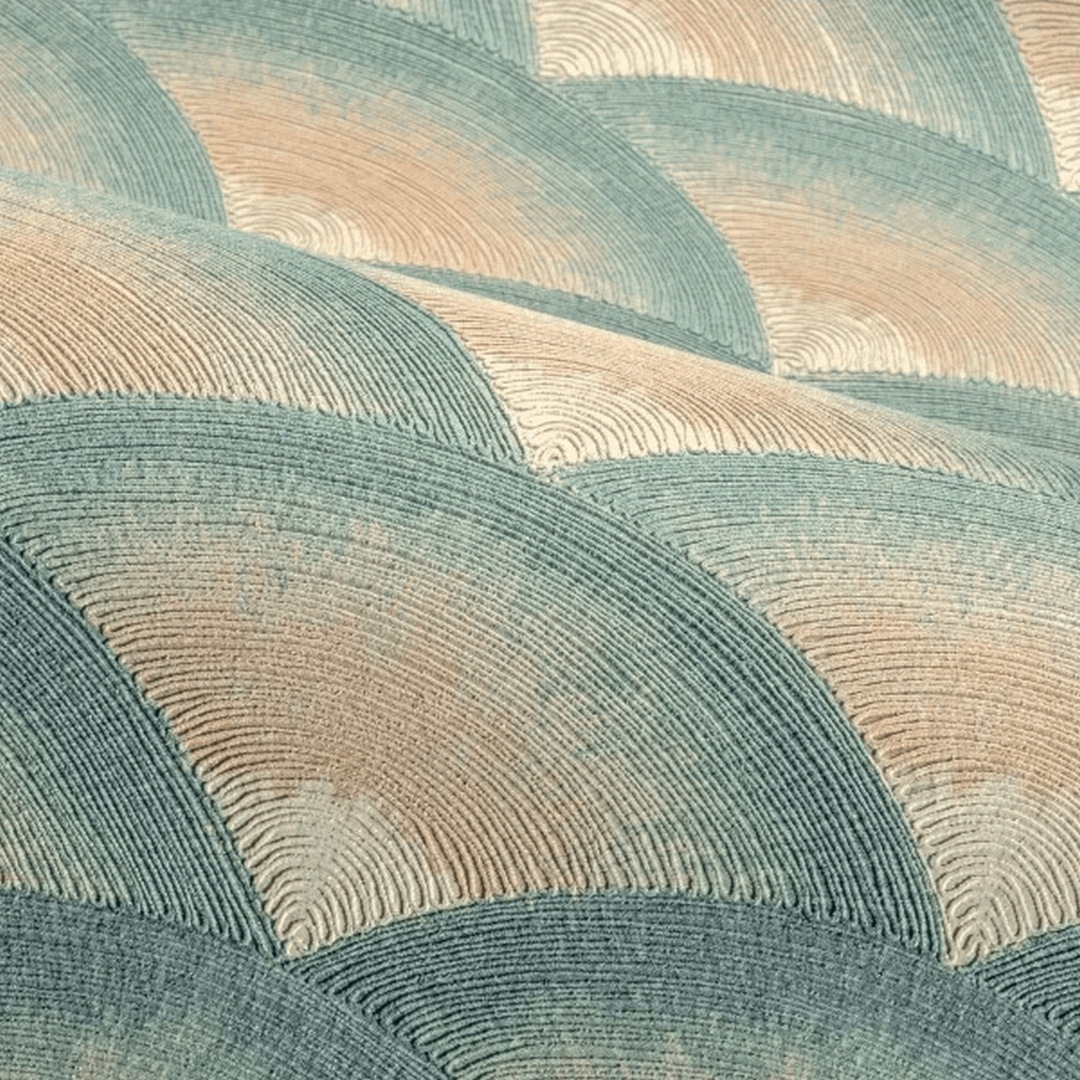 Štruktúrovaná tapeta napodobňujúca geometrický výšivkový vzor vlny NAMI - CÉLADON/LIN šalviová s béžovou