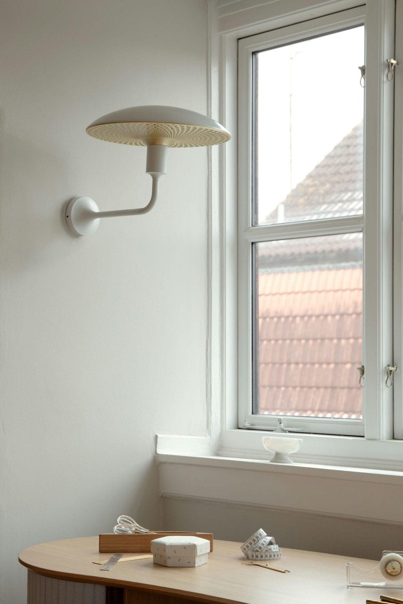 Abażur MANTA RAY biały ze złotym UMAGE Eye on Design