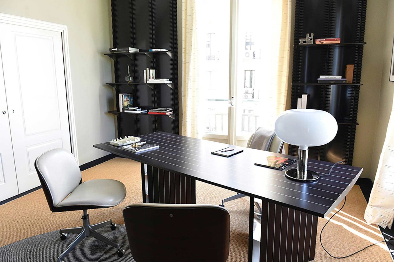 Stolná lampa AM1N chróm s bielym sklom