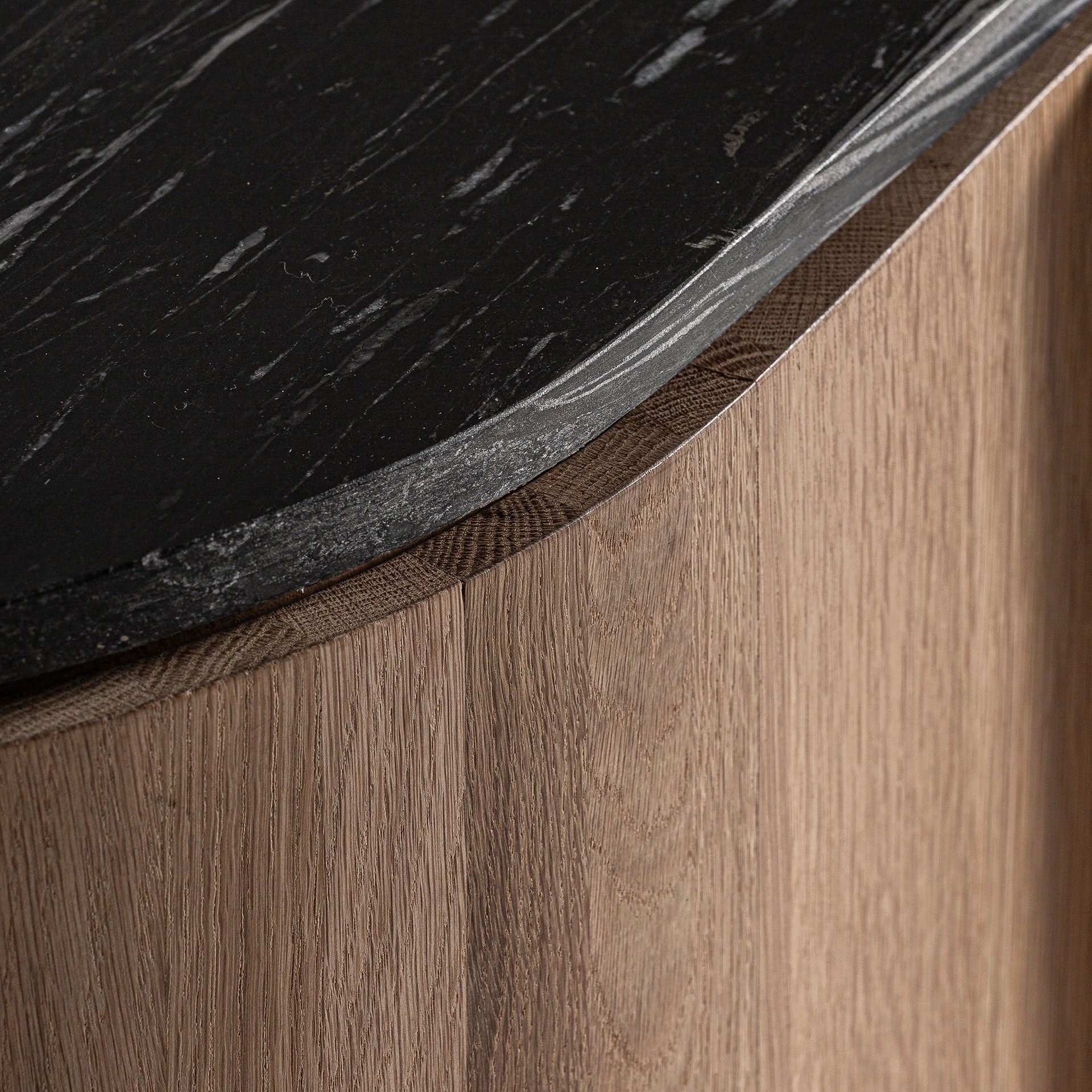 Komoda NARA z dubového dreva s mramorovou doskou