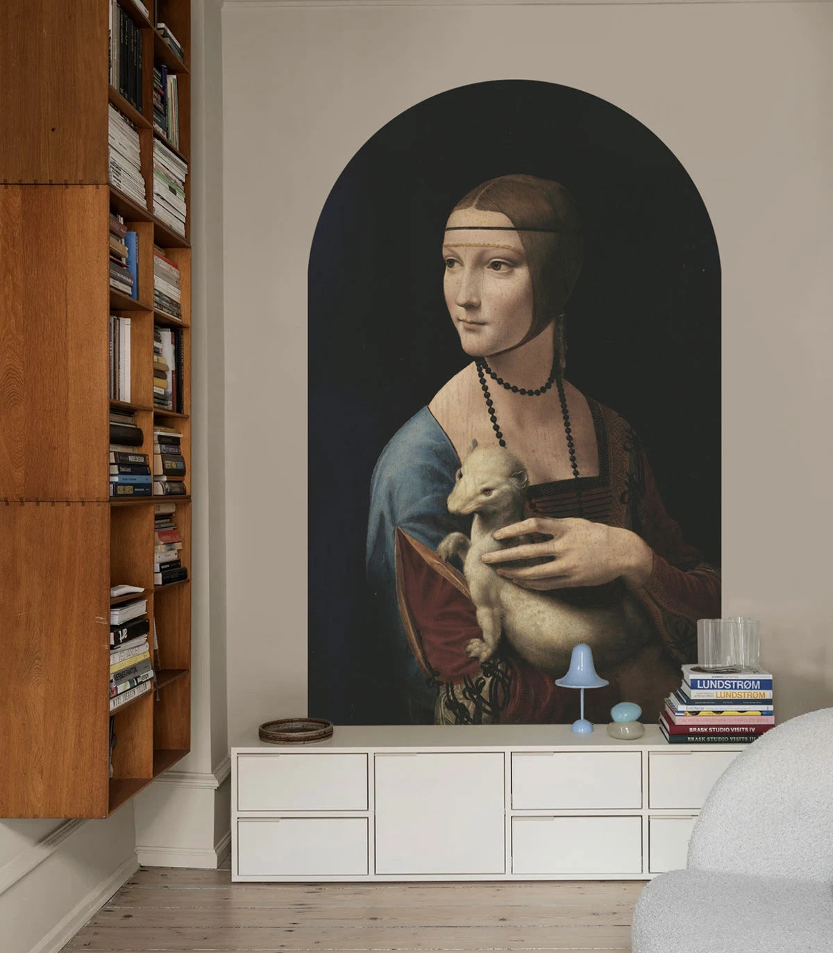 Múrová flizelínová tapeta v tvare oblúka DÁMA S HERMELÍNOM čierna