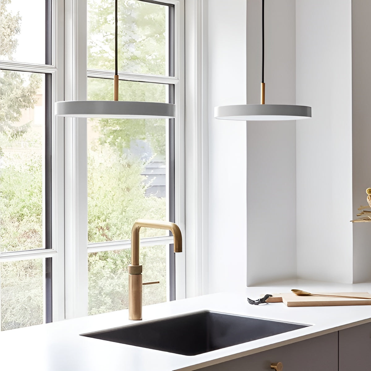 ASTERIA PLUS pendant lamp in light gray with a gold accent