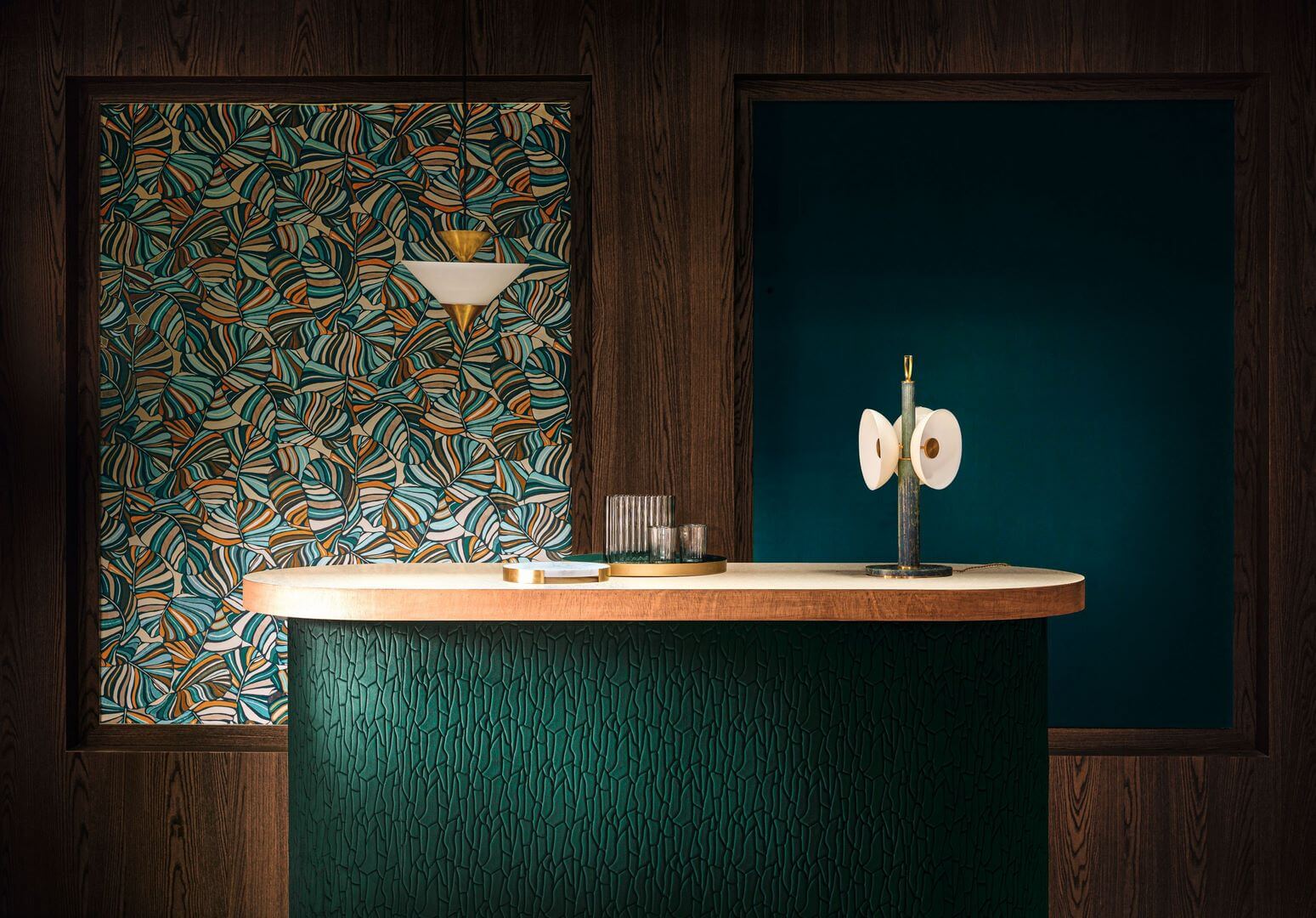 Textilná tapeta s rastlinným motívom tropických listov PACHIRA - CÉLADON zelenkavý s oranžovou