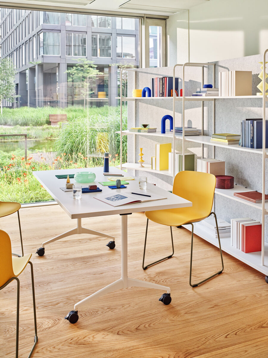 Ocelový regál TANCA so zadnou časťou z filcu