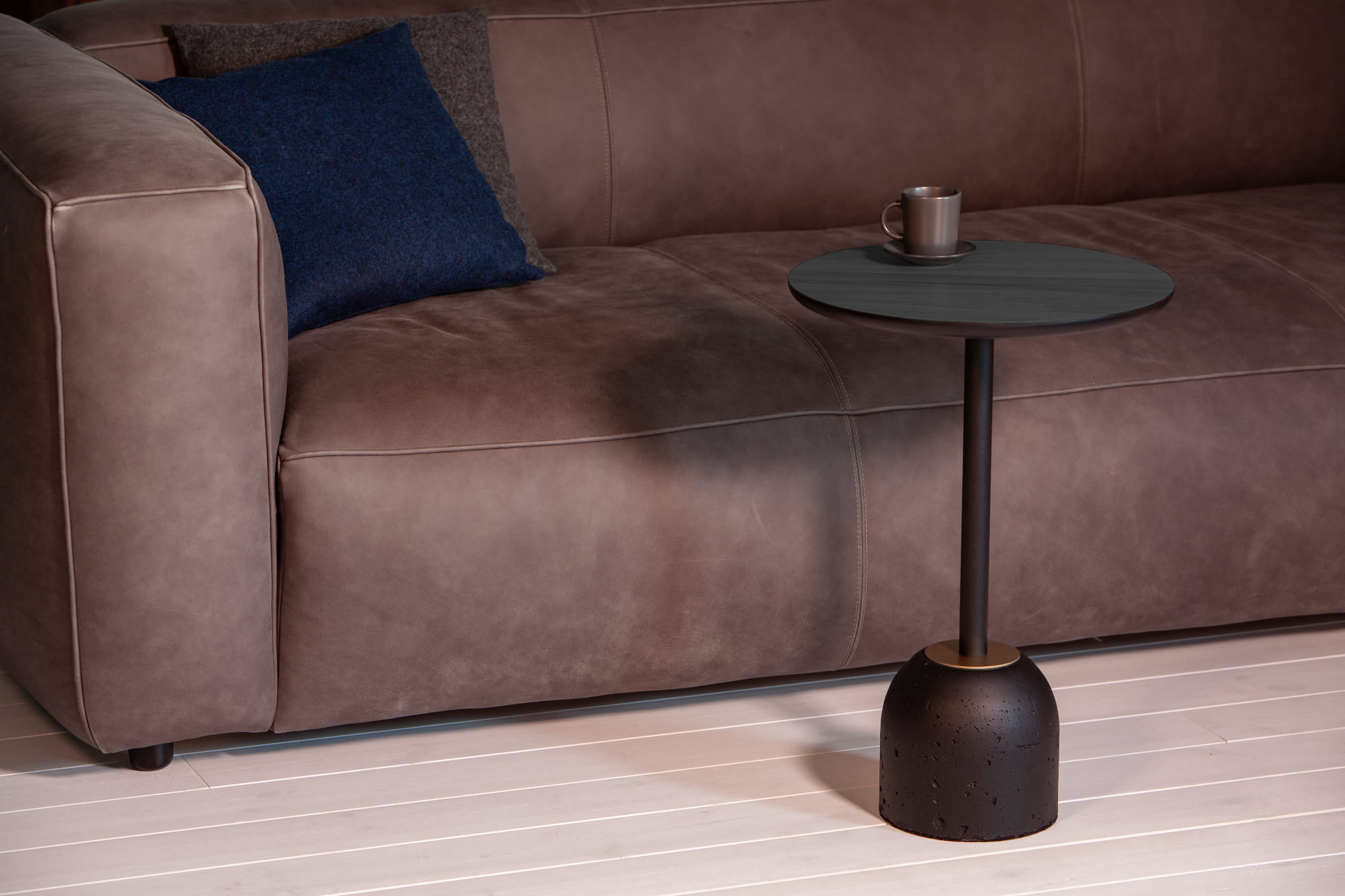 Kávový stolík BET orechový dyha s betónovým podstavcom