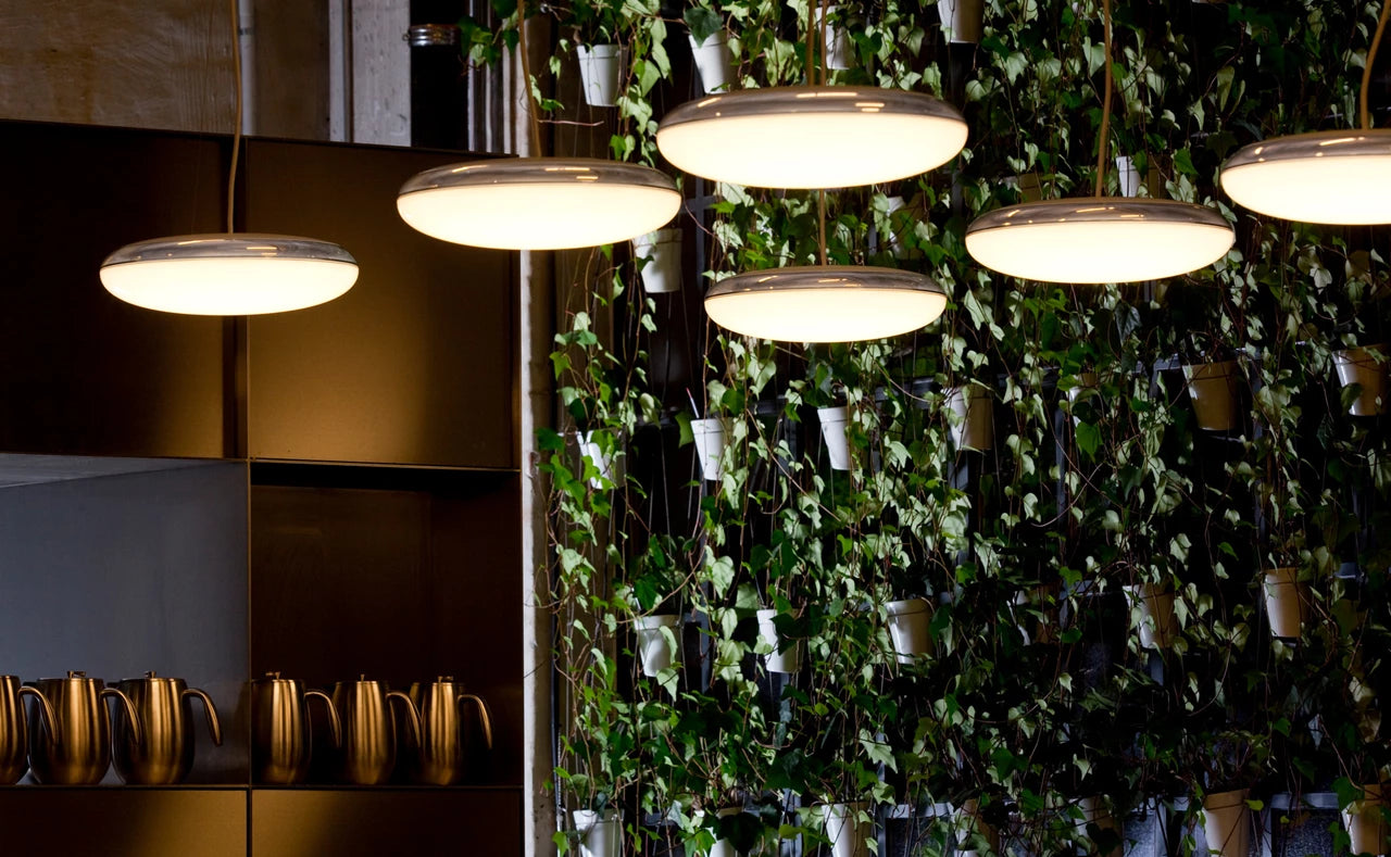 Závesná lampa SILVERBACK biela so striebornou