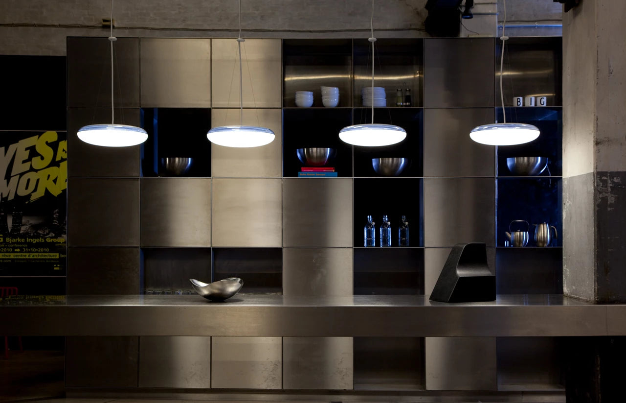 Závesná lampa SILVERBACK biela so striebornou