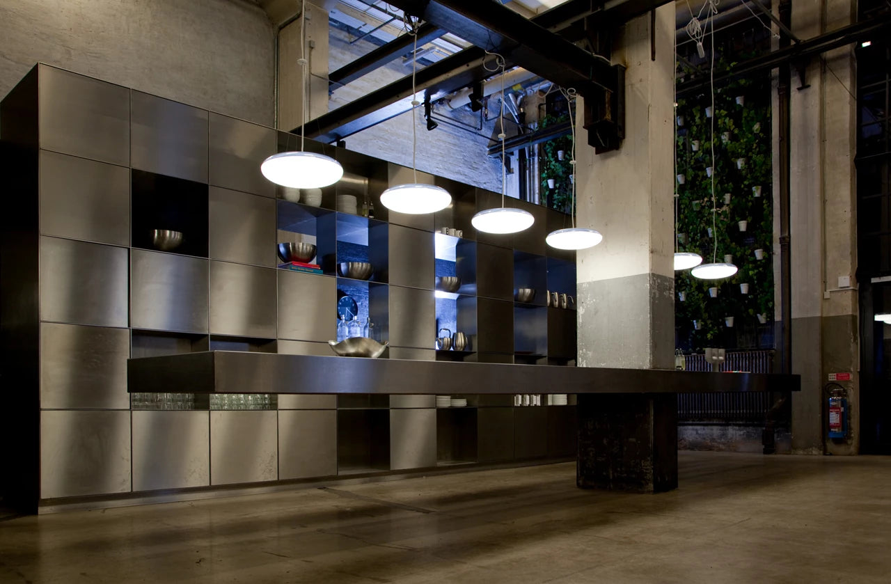 Závesná lampa SILVERBACK biela so striebornou