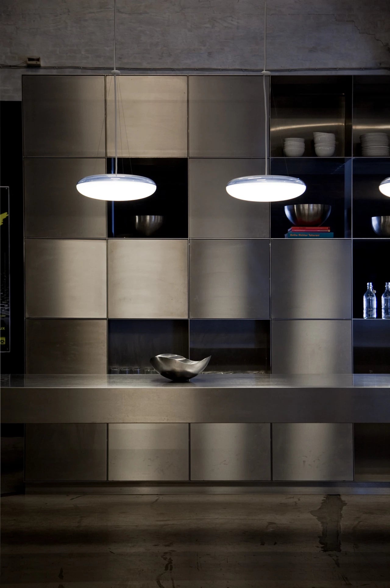 Závesná lampa SILVERBACK biela so striebornou