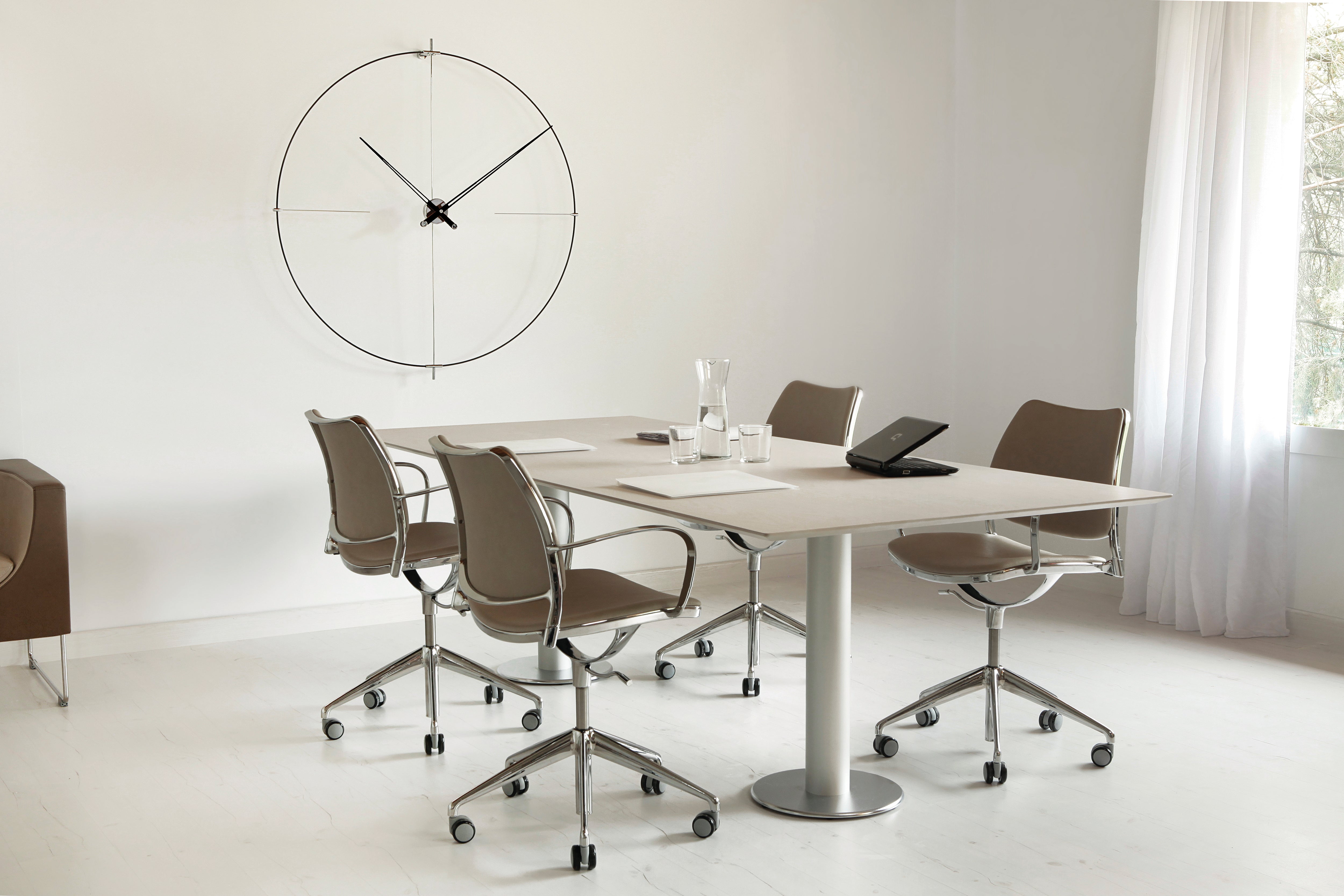 Nástenné hodiny BILBAO čierne orechové drevo s čiernou a chrómom