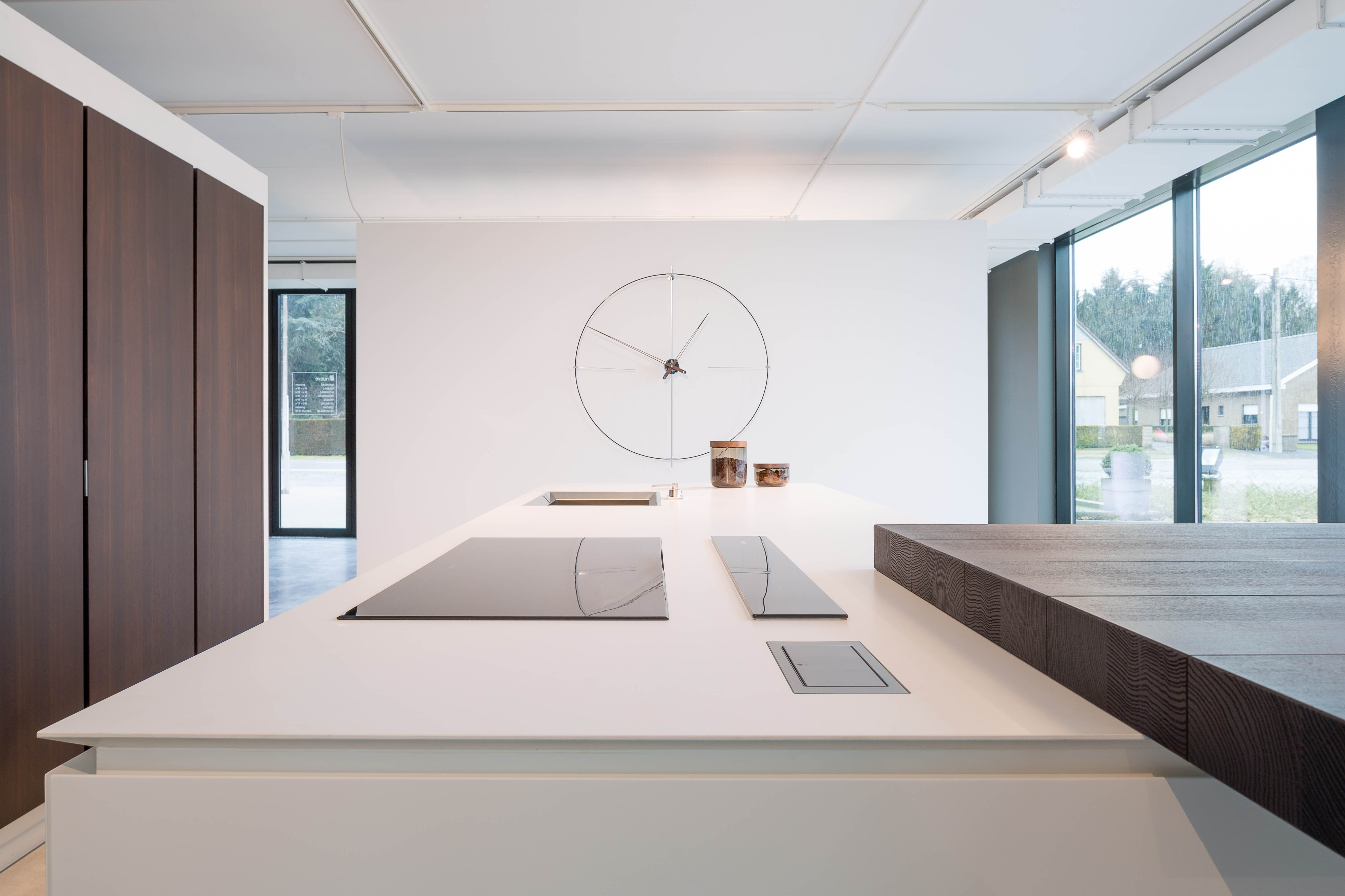 Nástenné hodiny BILBAO z orechového dreva s čiernou a chrómovou farbou