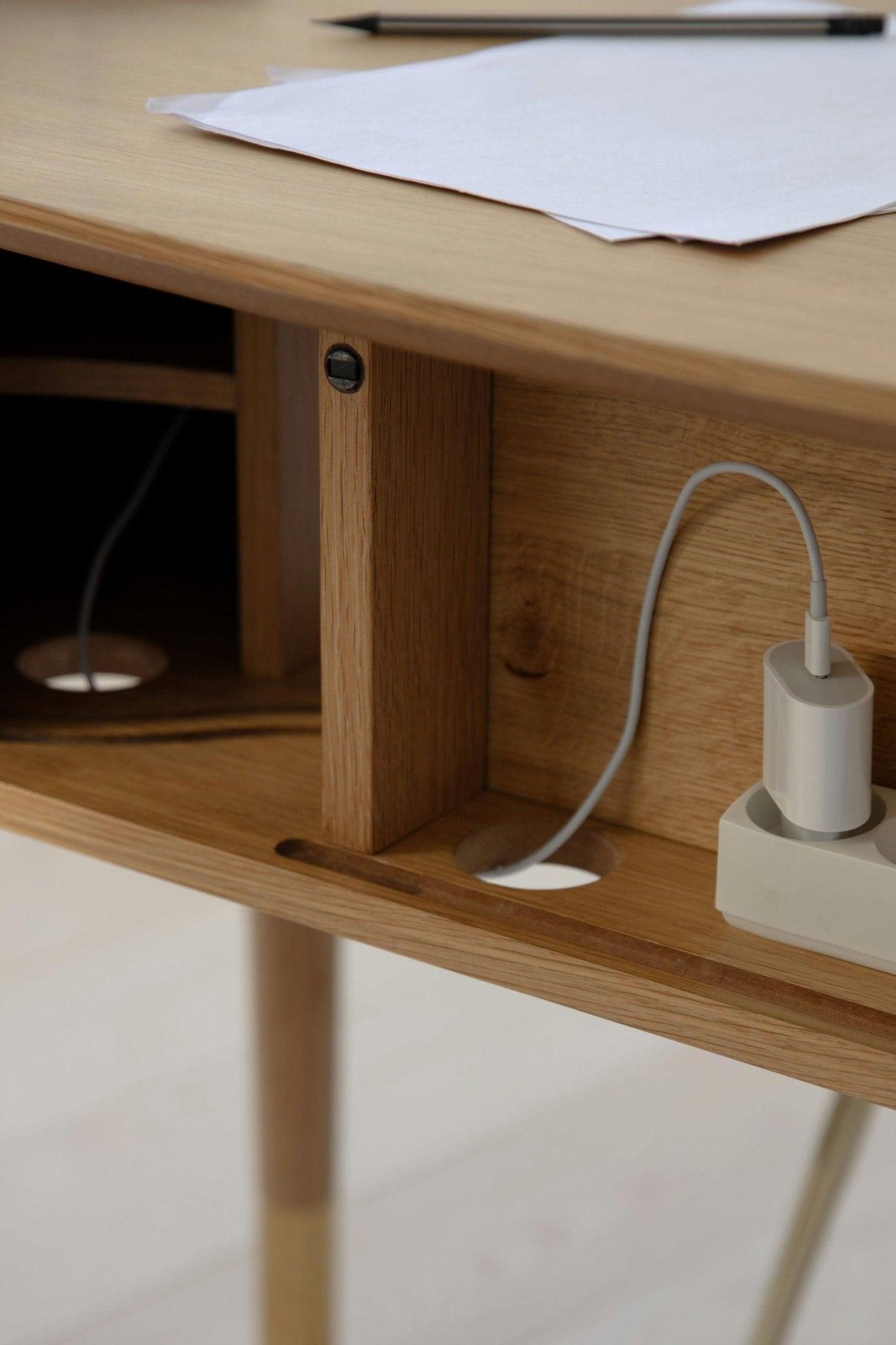 Biurko AUDACIOUS beżowy z dębem UMAGE Eye on Design