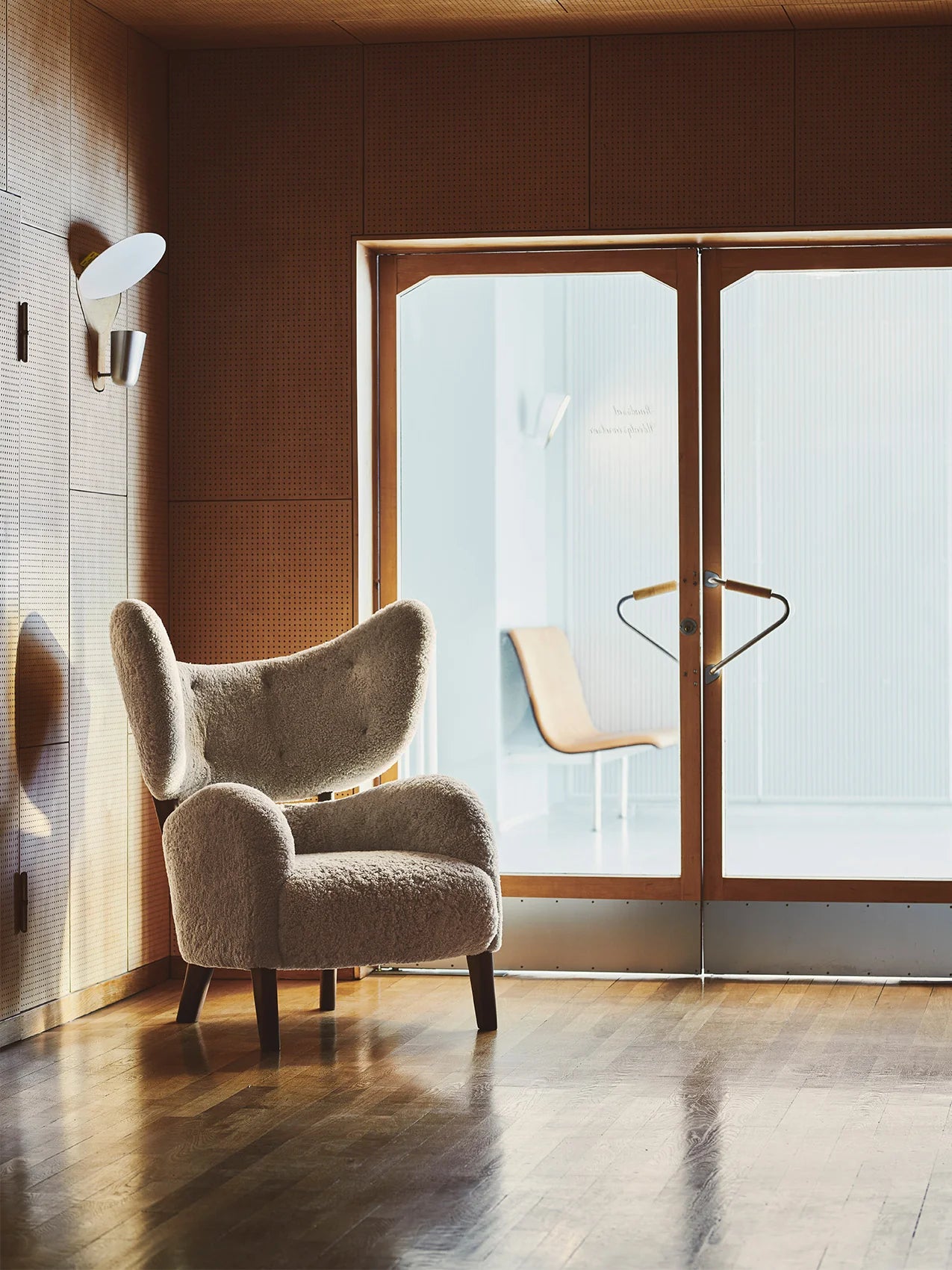 MY OWN CHAIR Armchair sheep leather with oak base