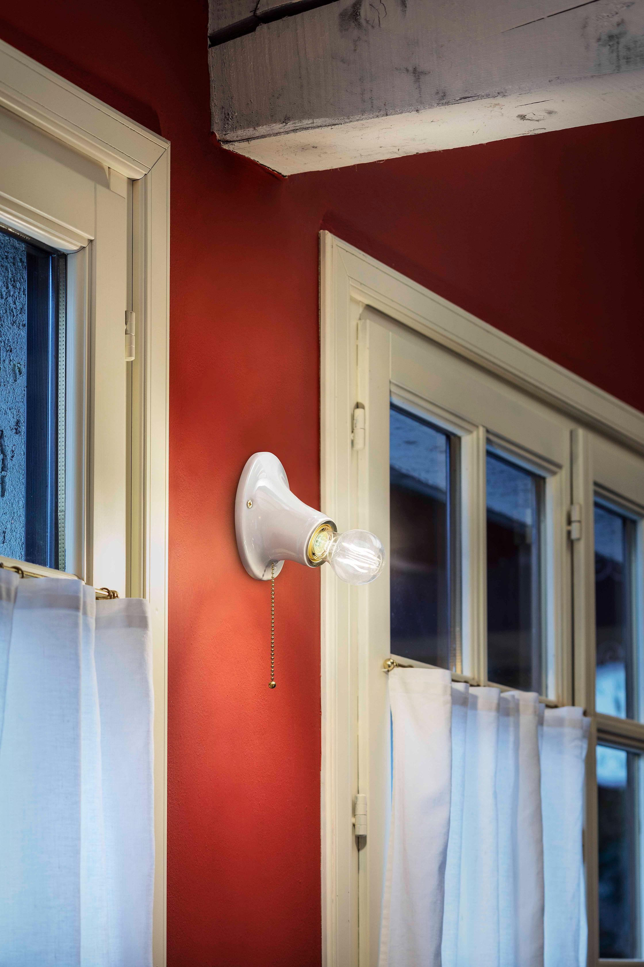 Biely keramický nástenný svietidlo TRIESTE so zlatým vypínačom