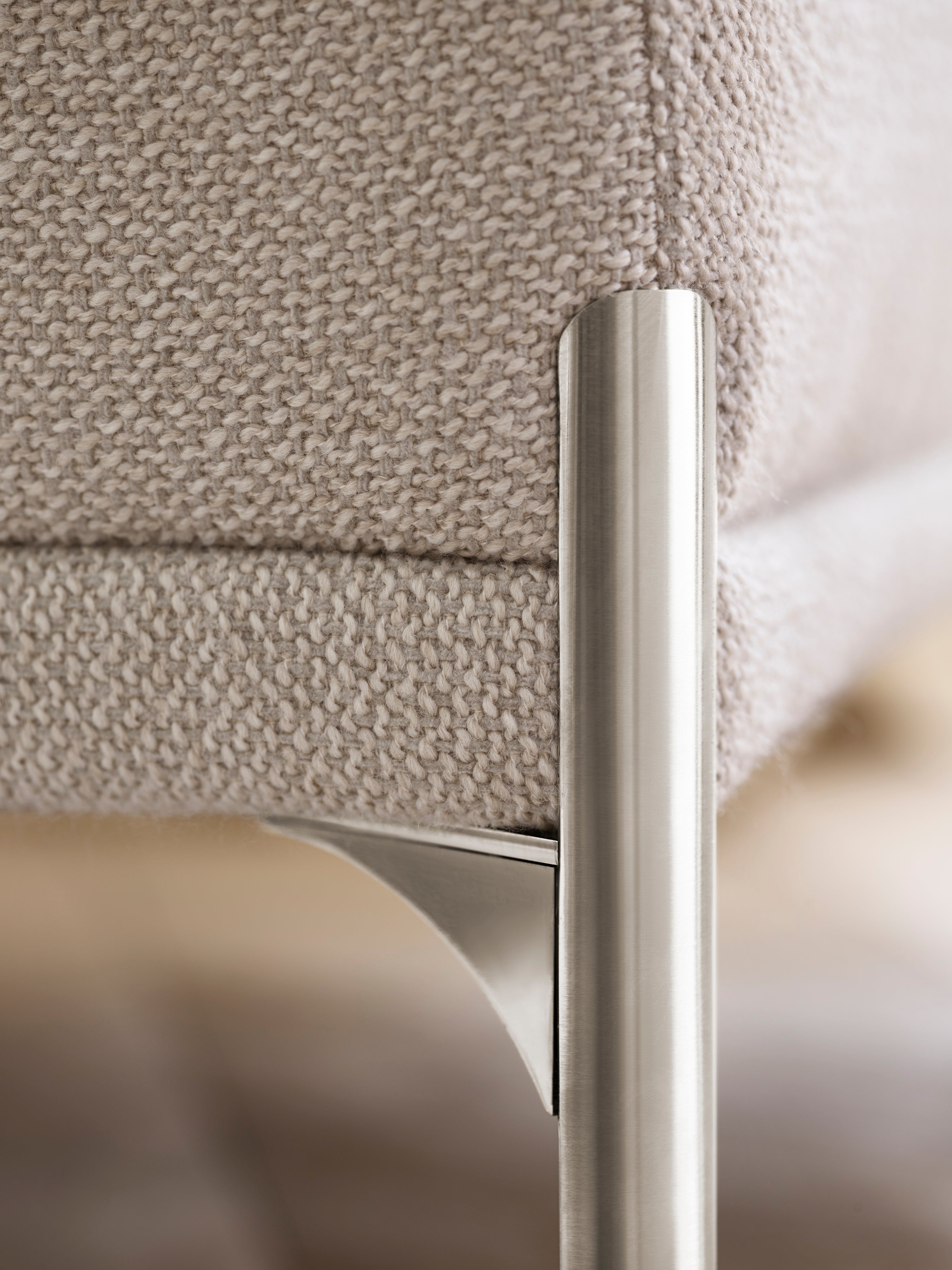 Puf CAISA so železnou základňou