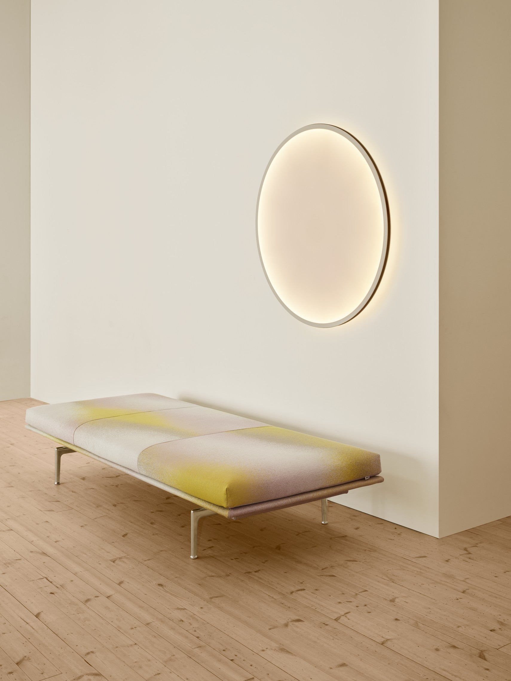 Nástenná lampa CALM biela s čiernym okrajom