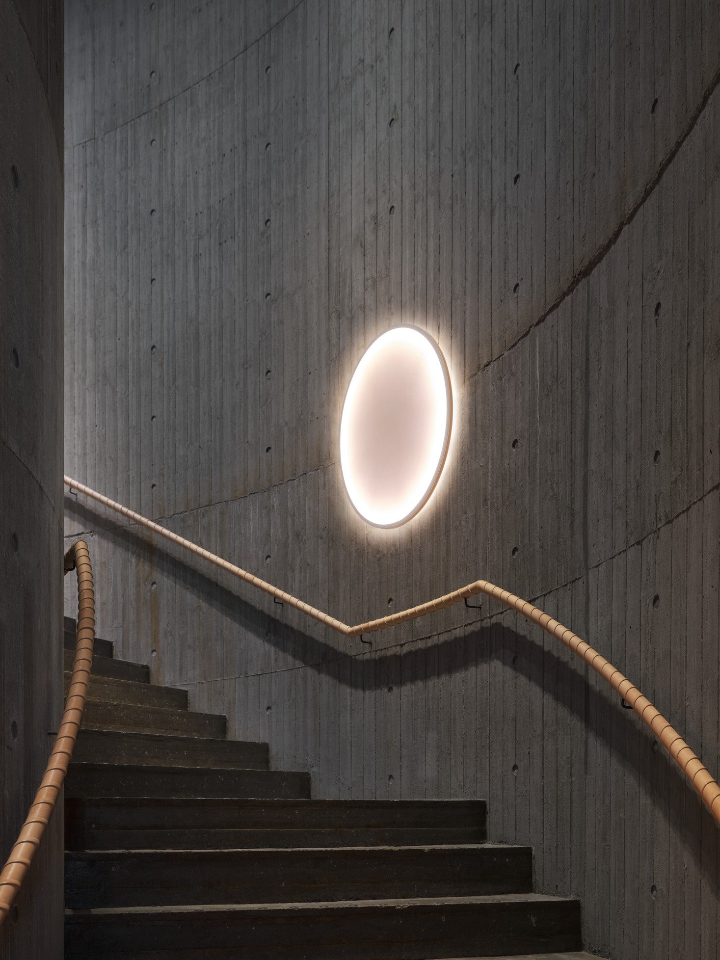 Nástenná lampa CALM biela so šedým okrajom