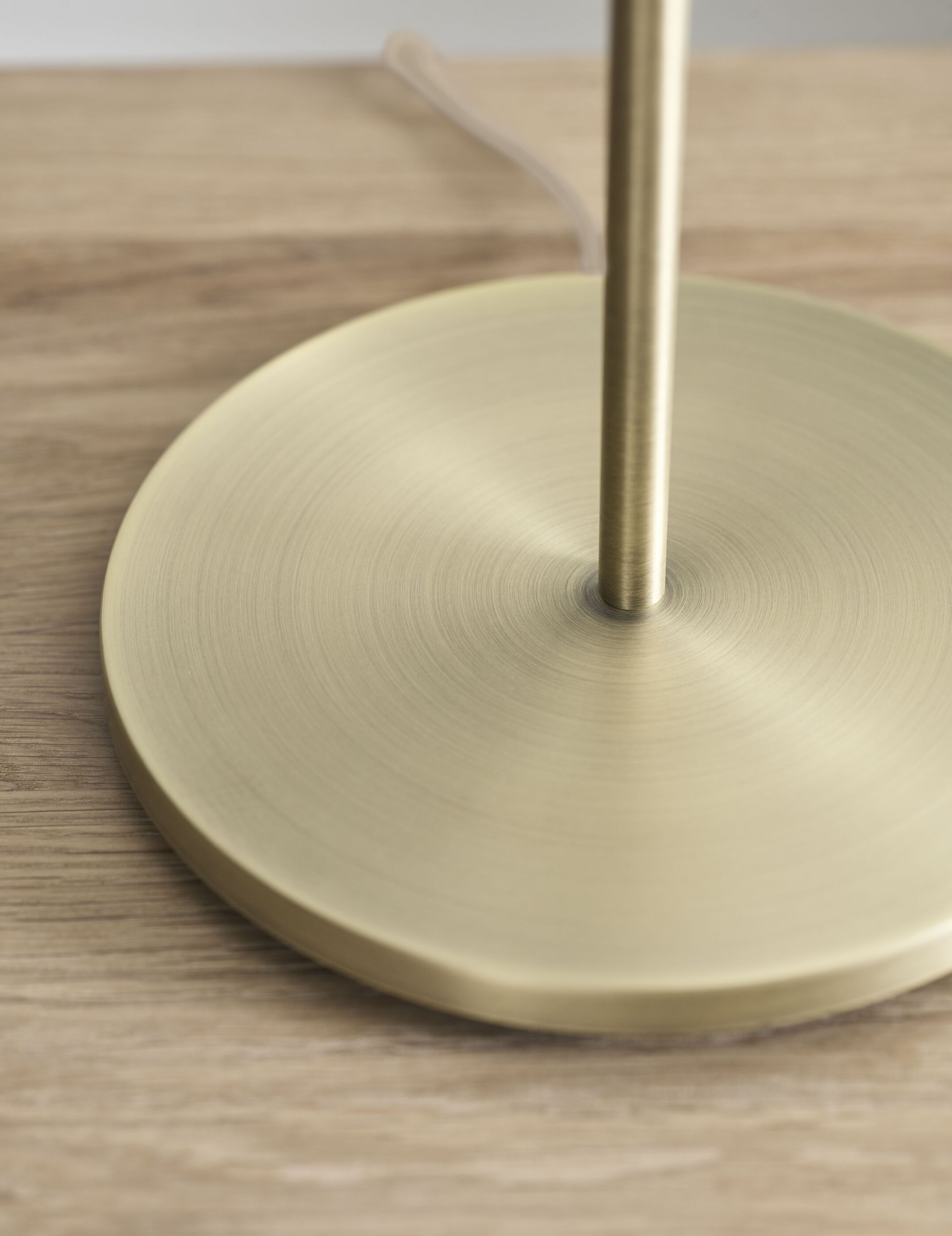 Stojaca lampa CAMPA s mosadzným podstavcom